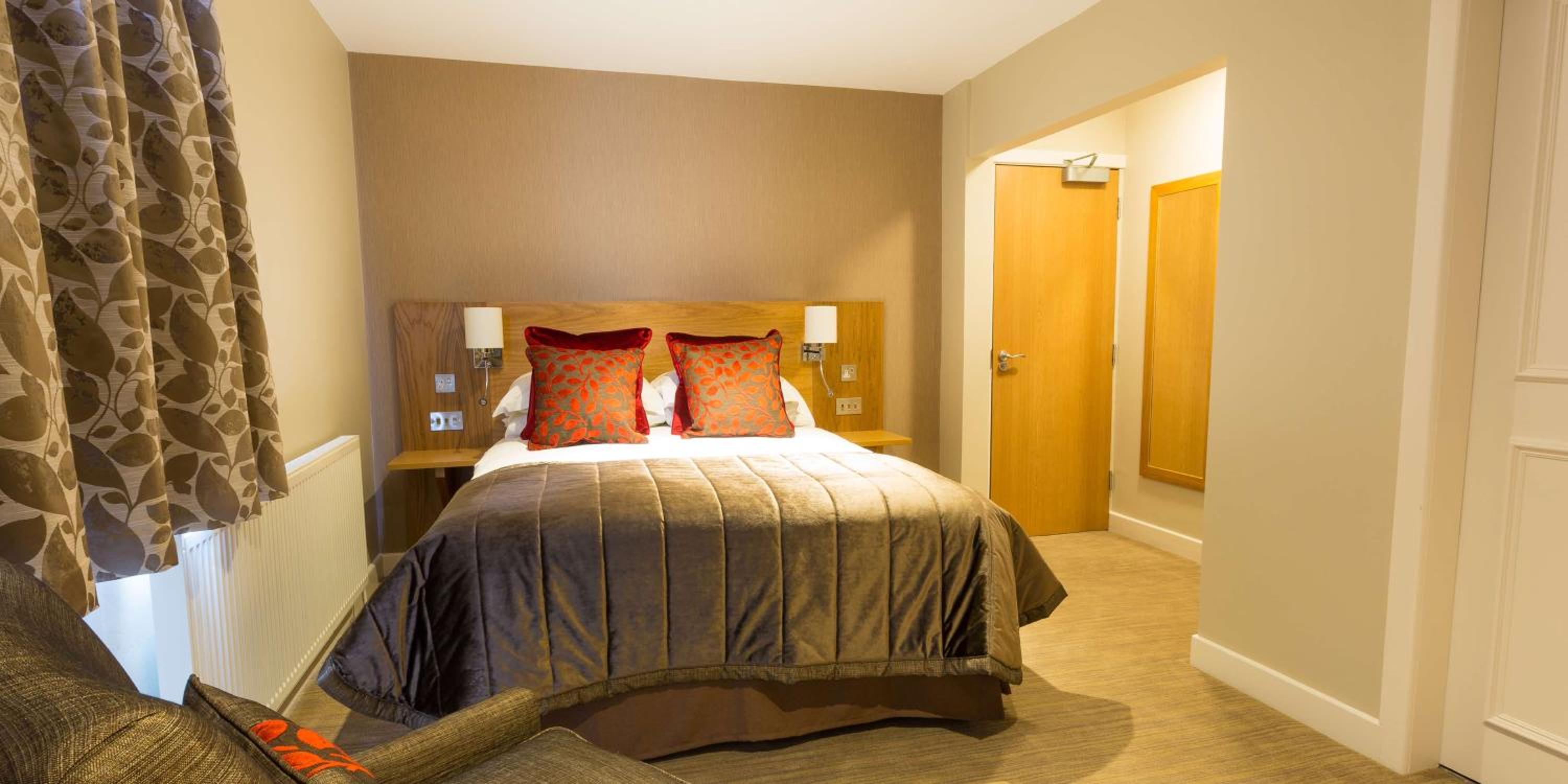 Deluxe King Room - Non-Smoking - Photo 1