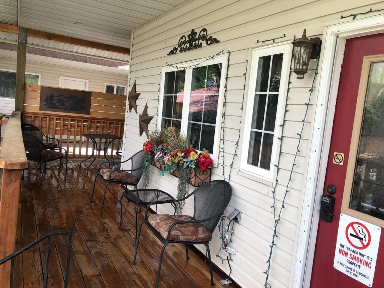 The Cottage - Two Bedrooms, One Bath, Full Kitchen photo 3