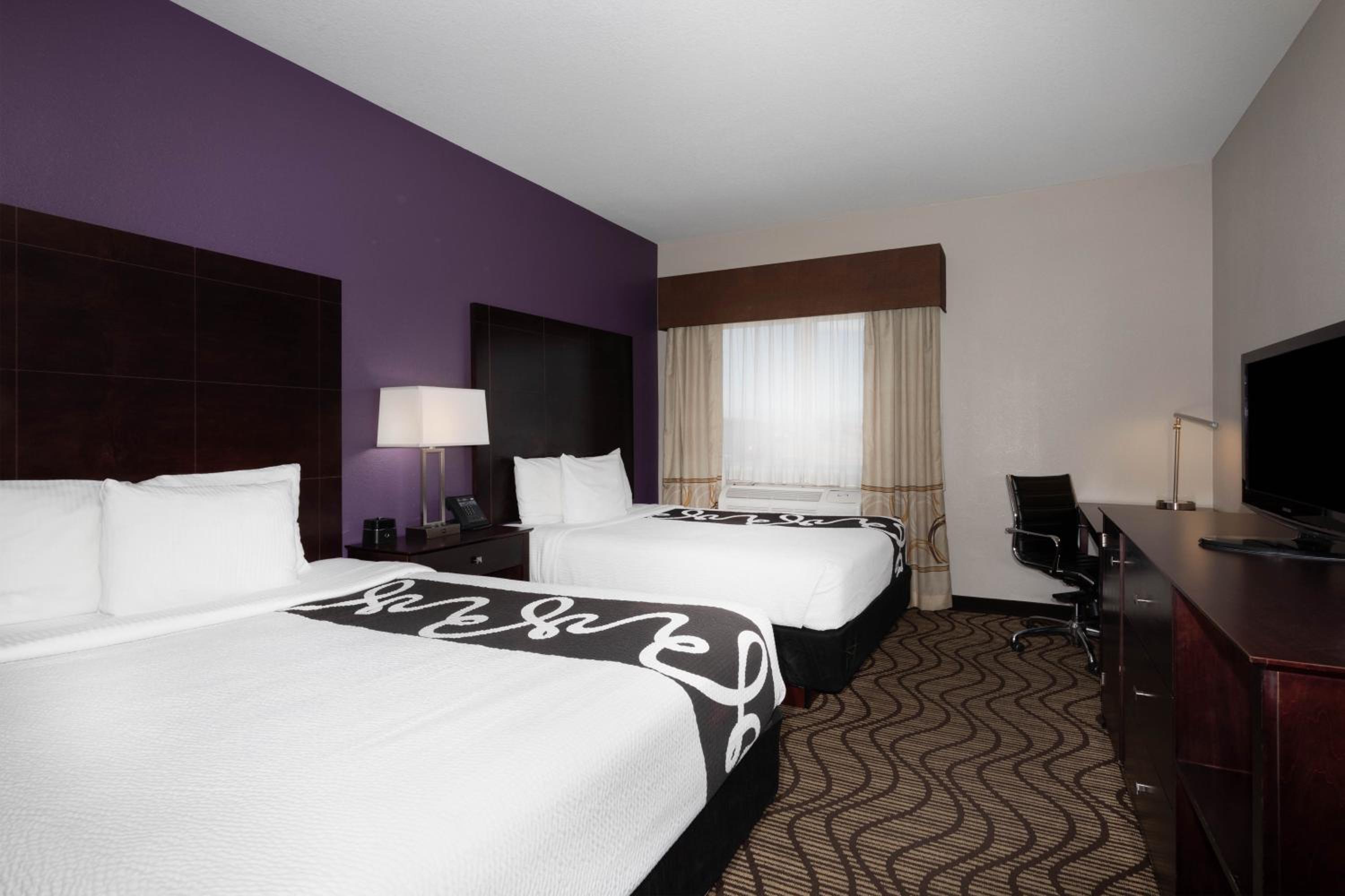Queen Room with Two Queen Beds - Non-Smoking - Photo 4