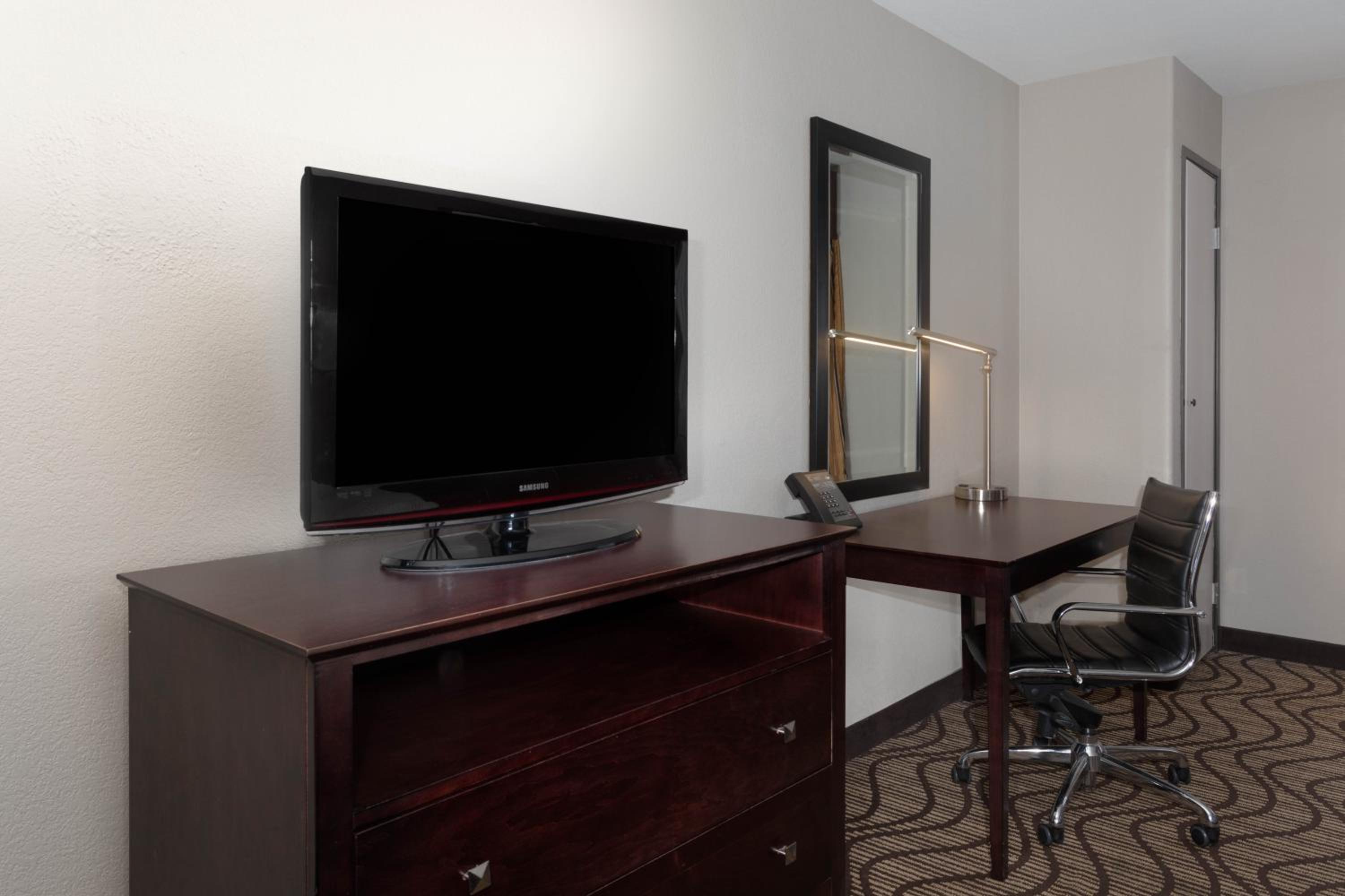 Queen Room with Two Queen Beds - Non-Smoking - Photo 6