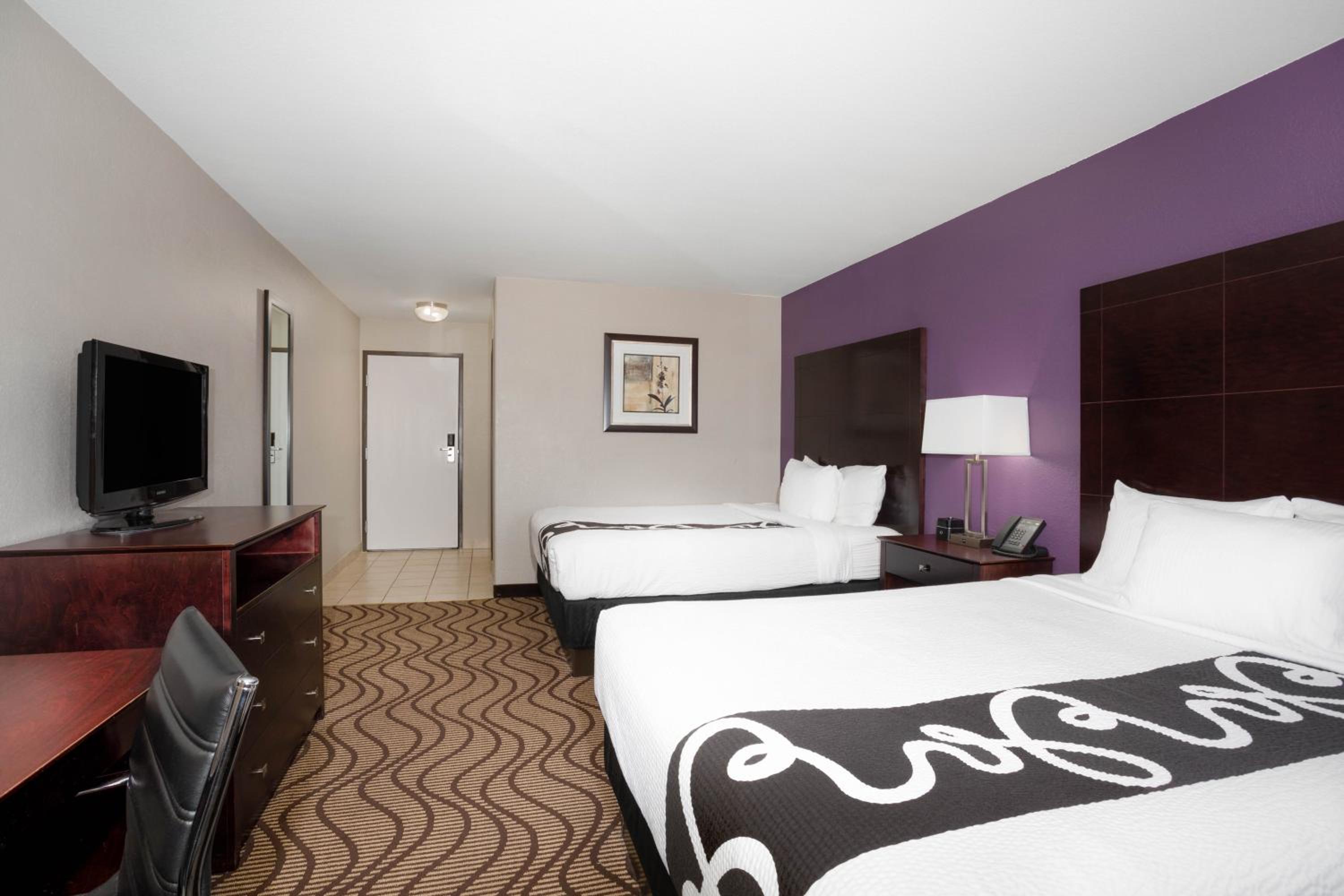 Queen Room with Two Queen Beds - Non-Smoking - Photo 2