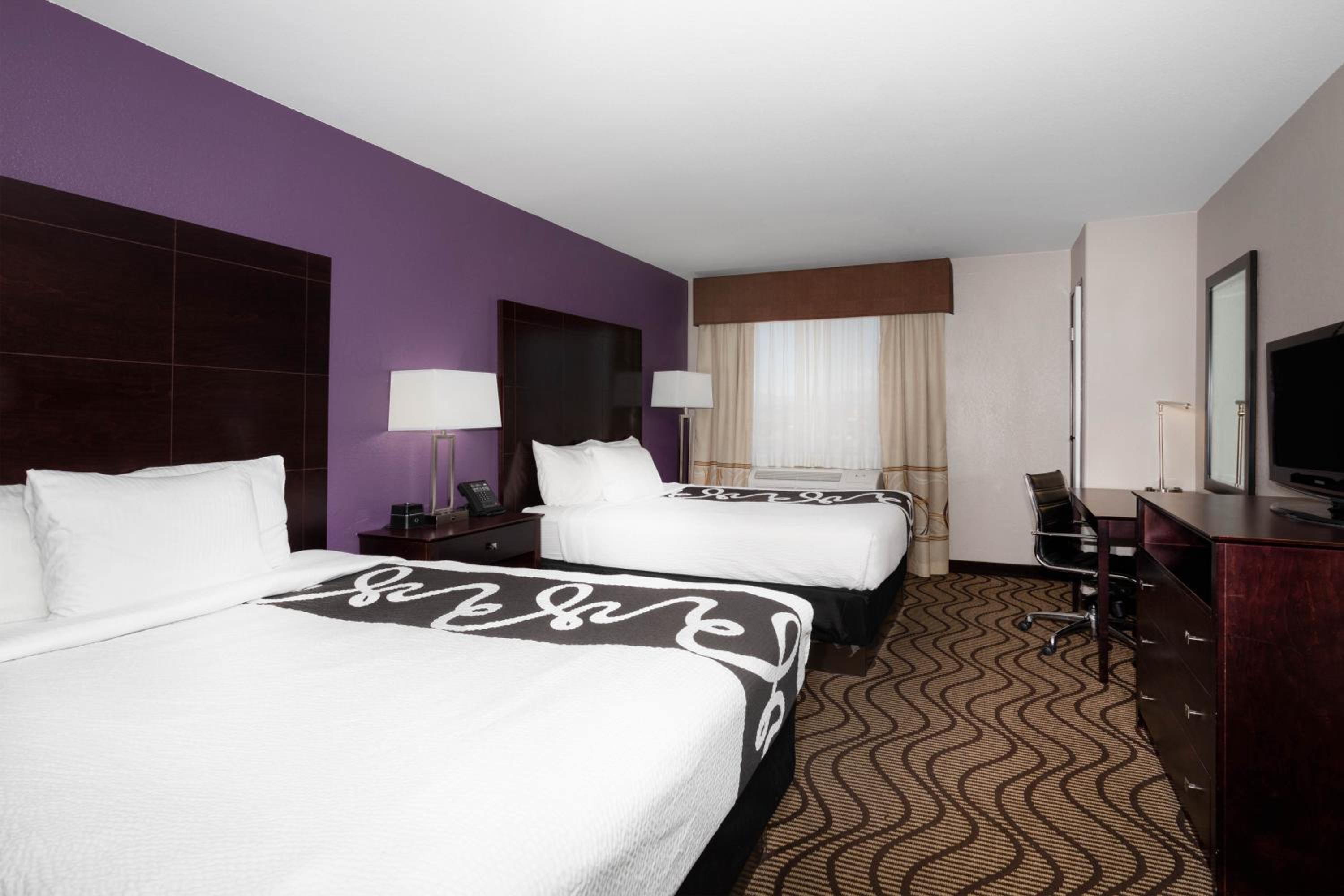 Queen Room with Two Queen Beds - Non-Smoking - Photo 7