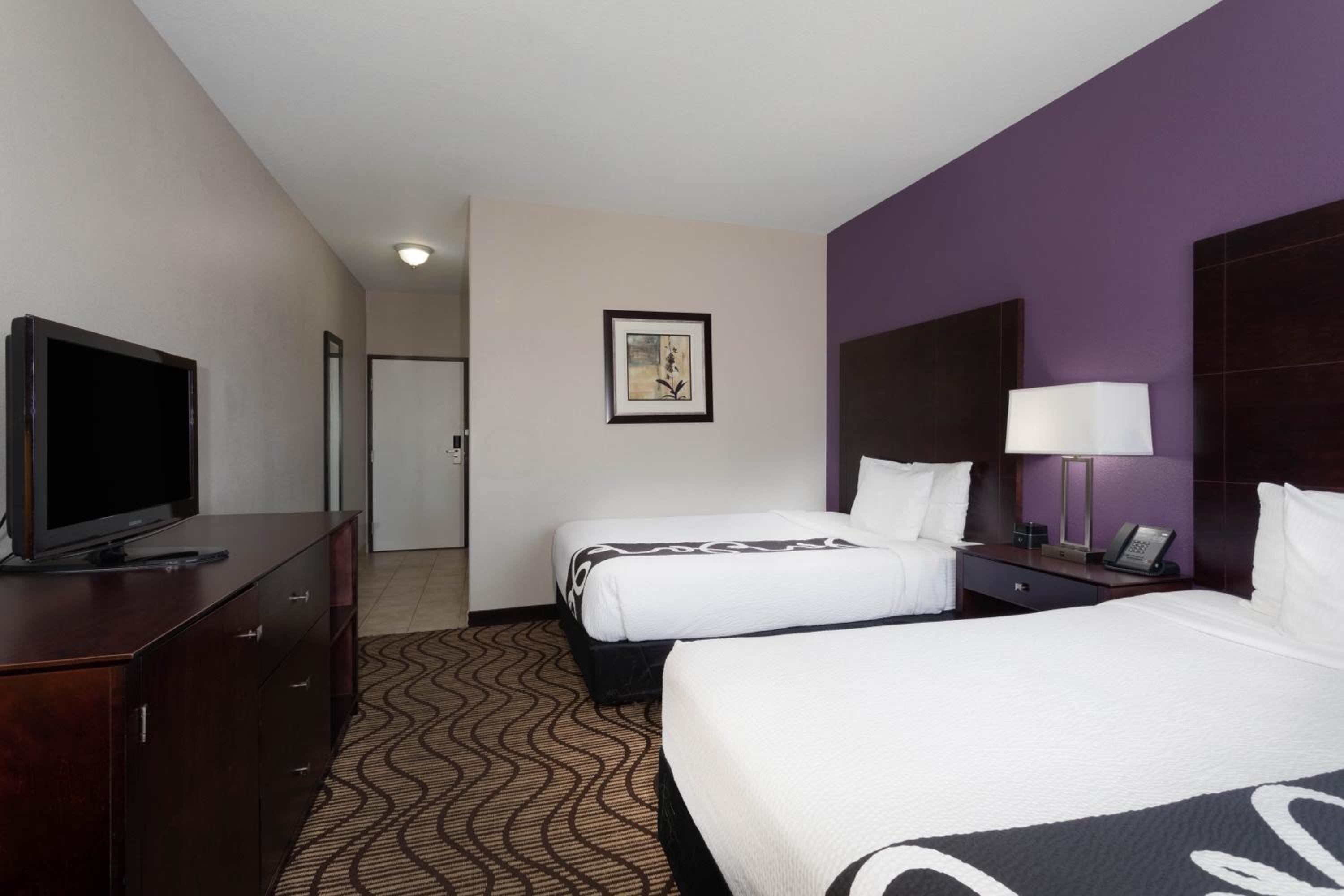 Queen Room with Two Queen Beds - Non-Smoking - Photo 8