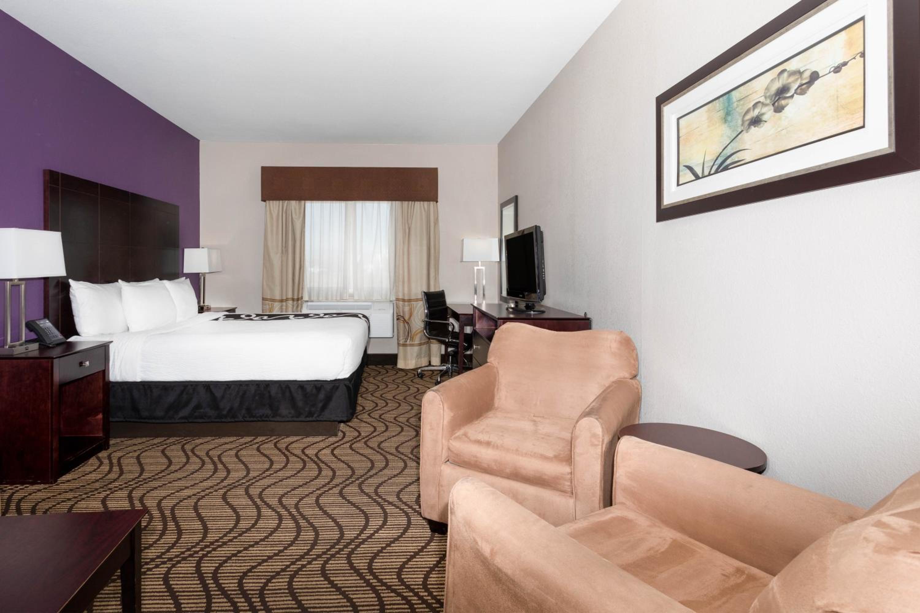 Deluxe King Suite - Non-Smoking - Photo 3