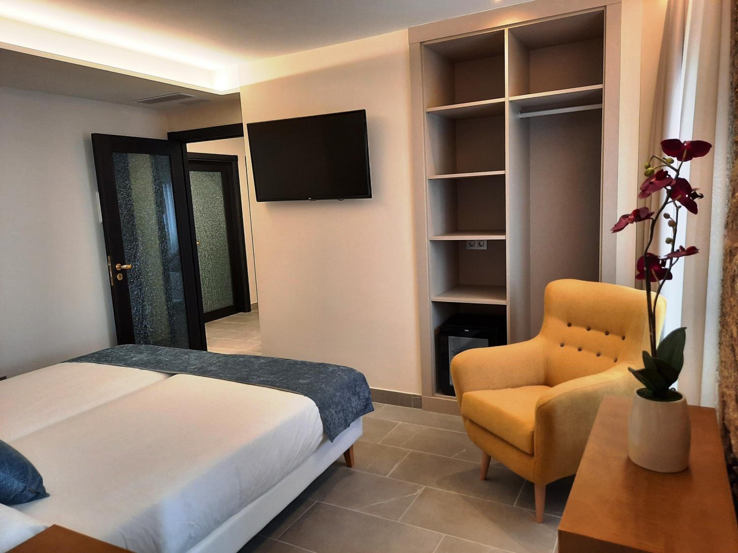 Twin Room - Photo 1