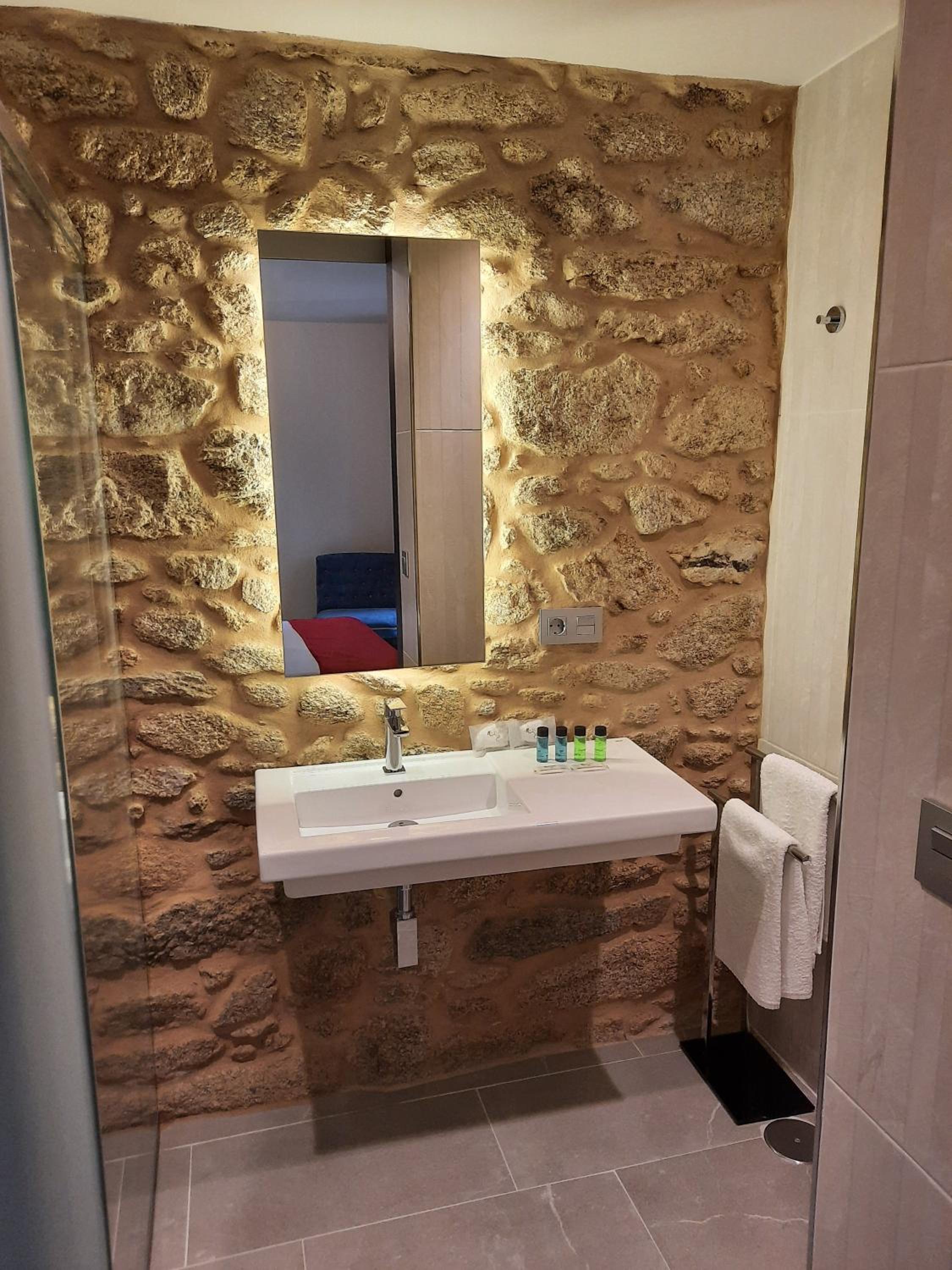 Double Room with Balcony - Photo 4