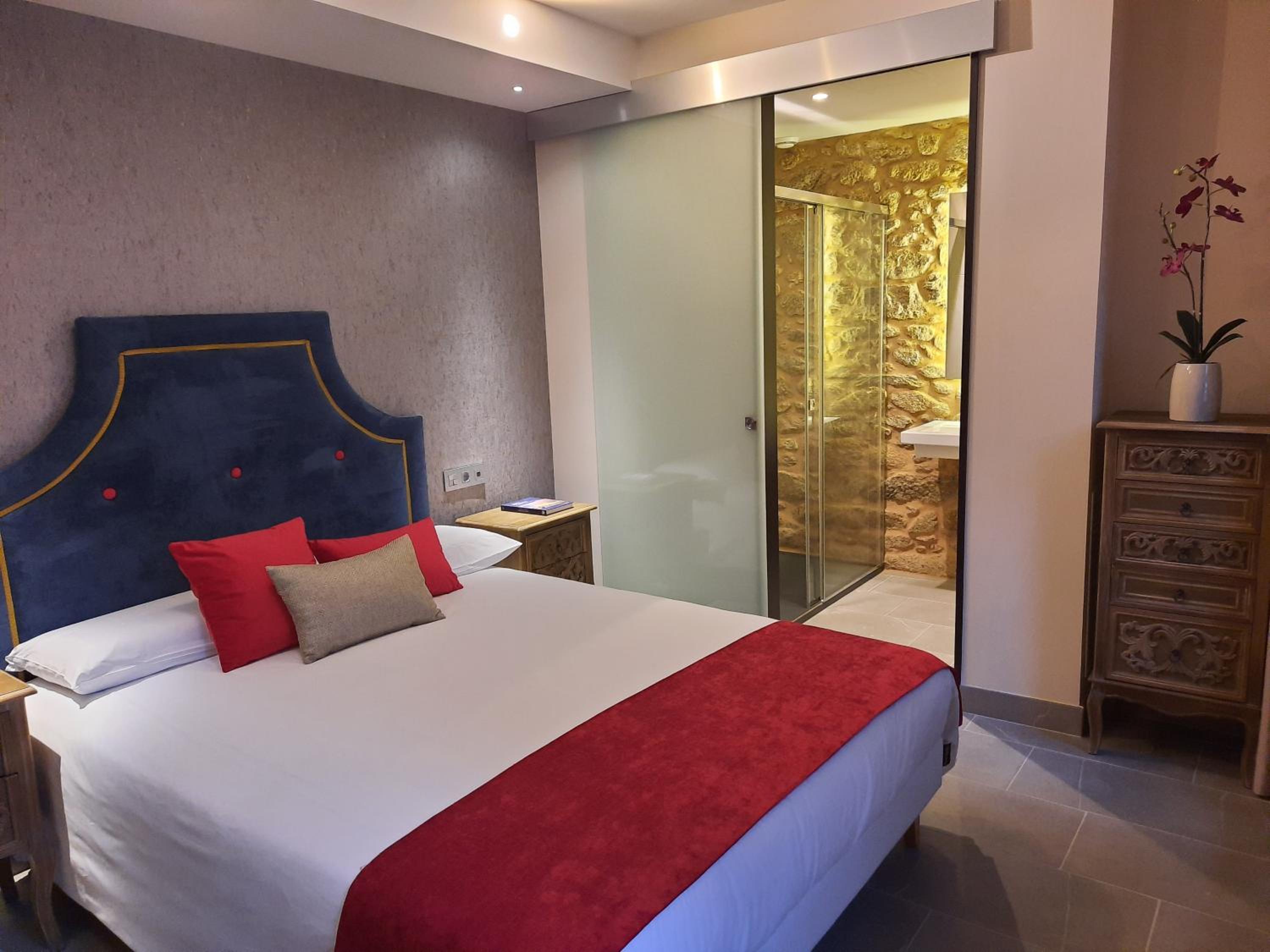 Double Room with Balcony - Photo 3