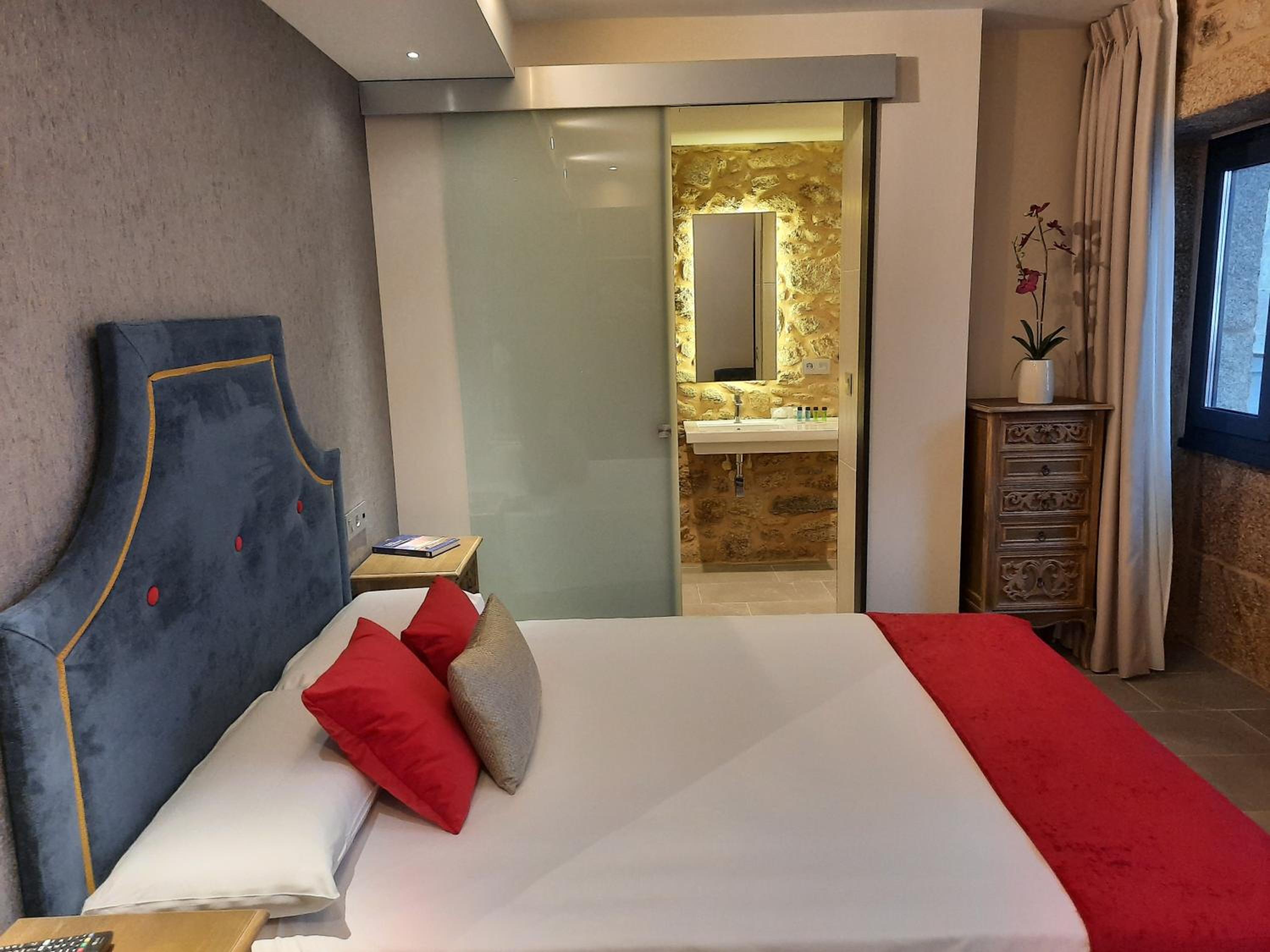 Double Room with Balcony - Photo 6