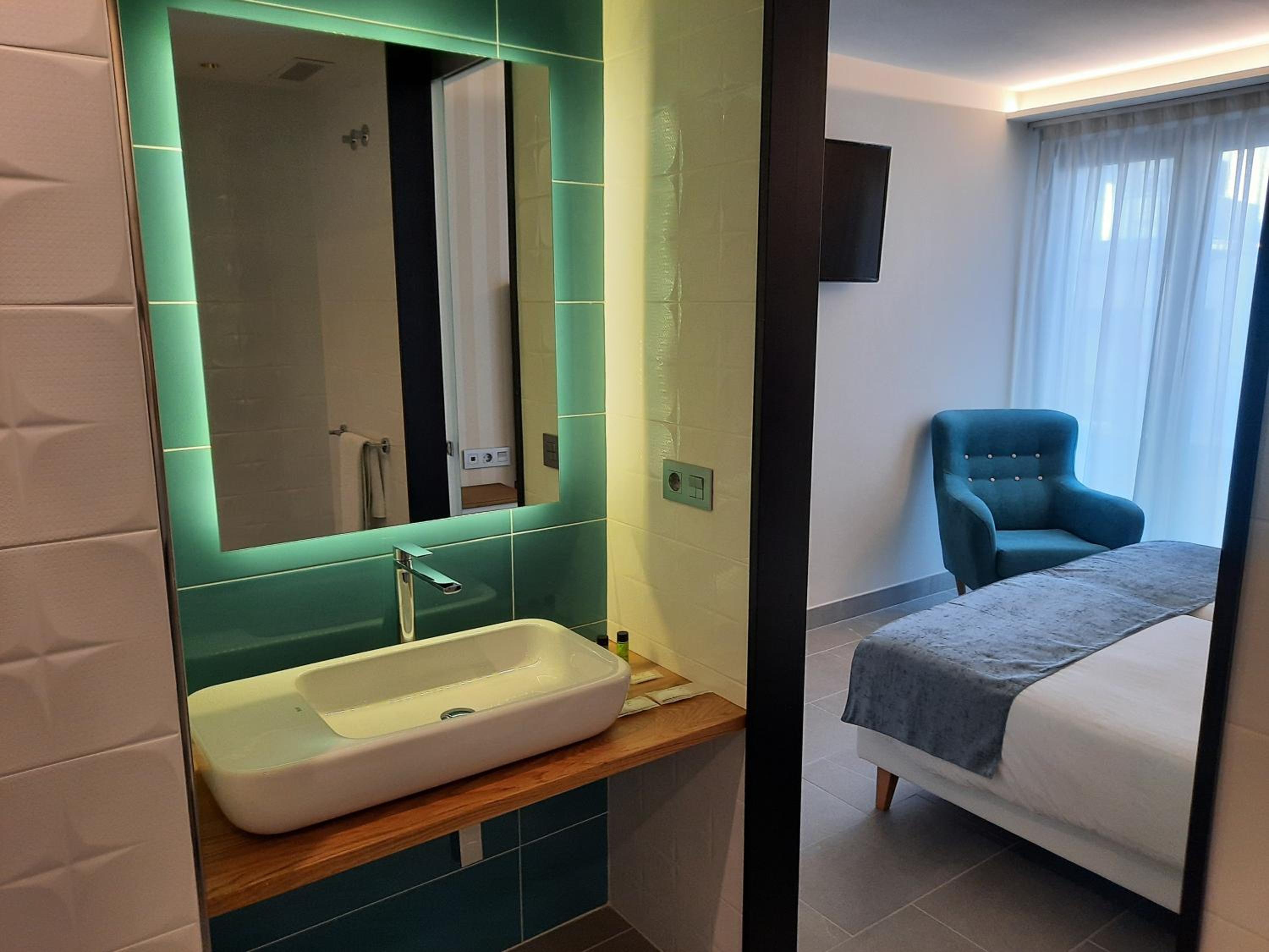 Twin Room with Garden View - Photo 3