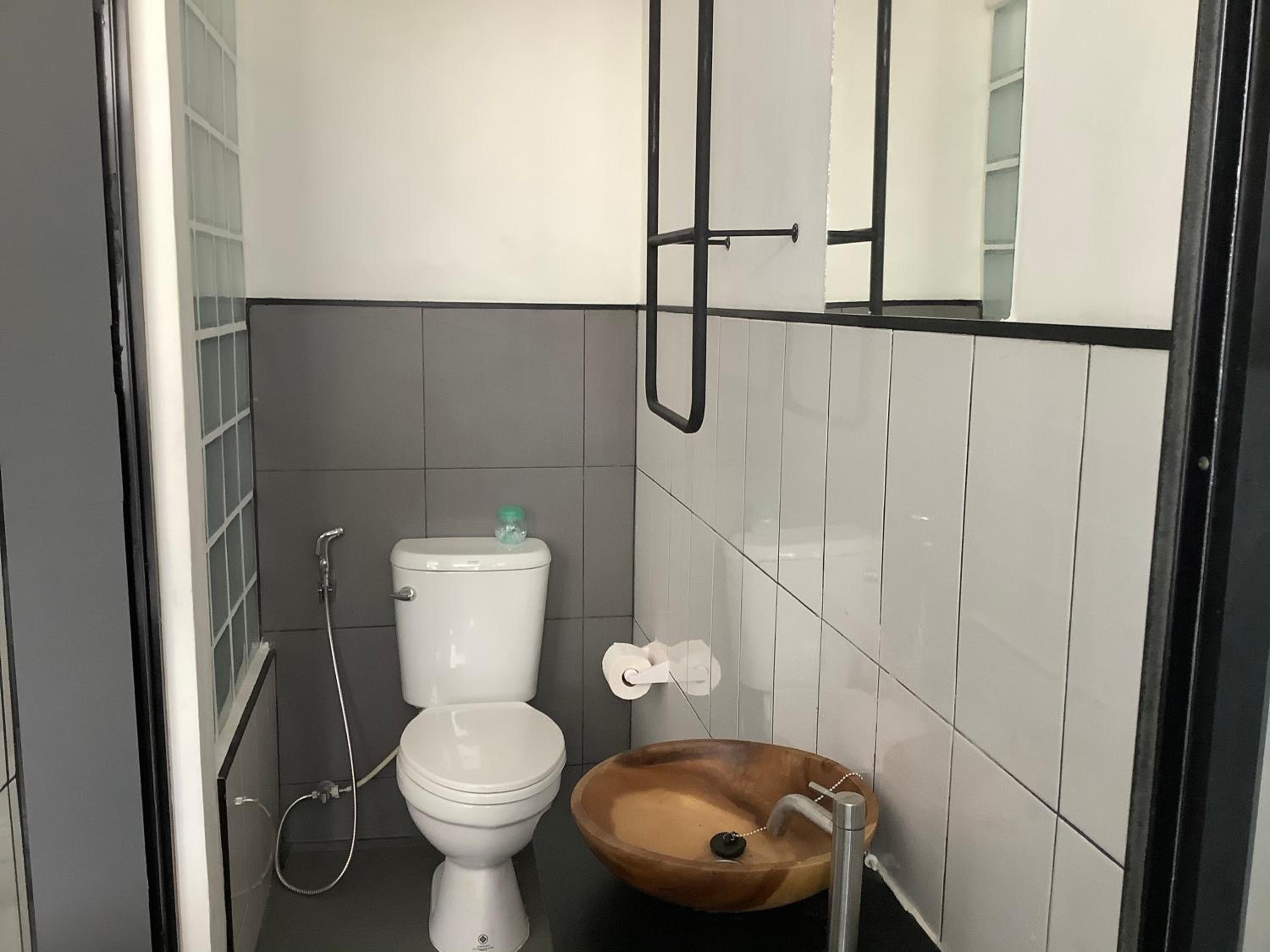 Budget Double Room - Photo 10