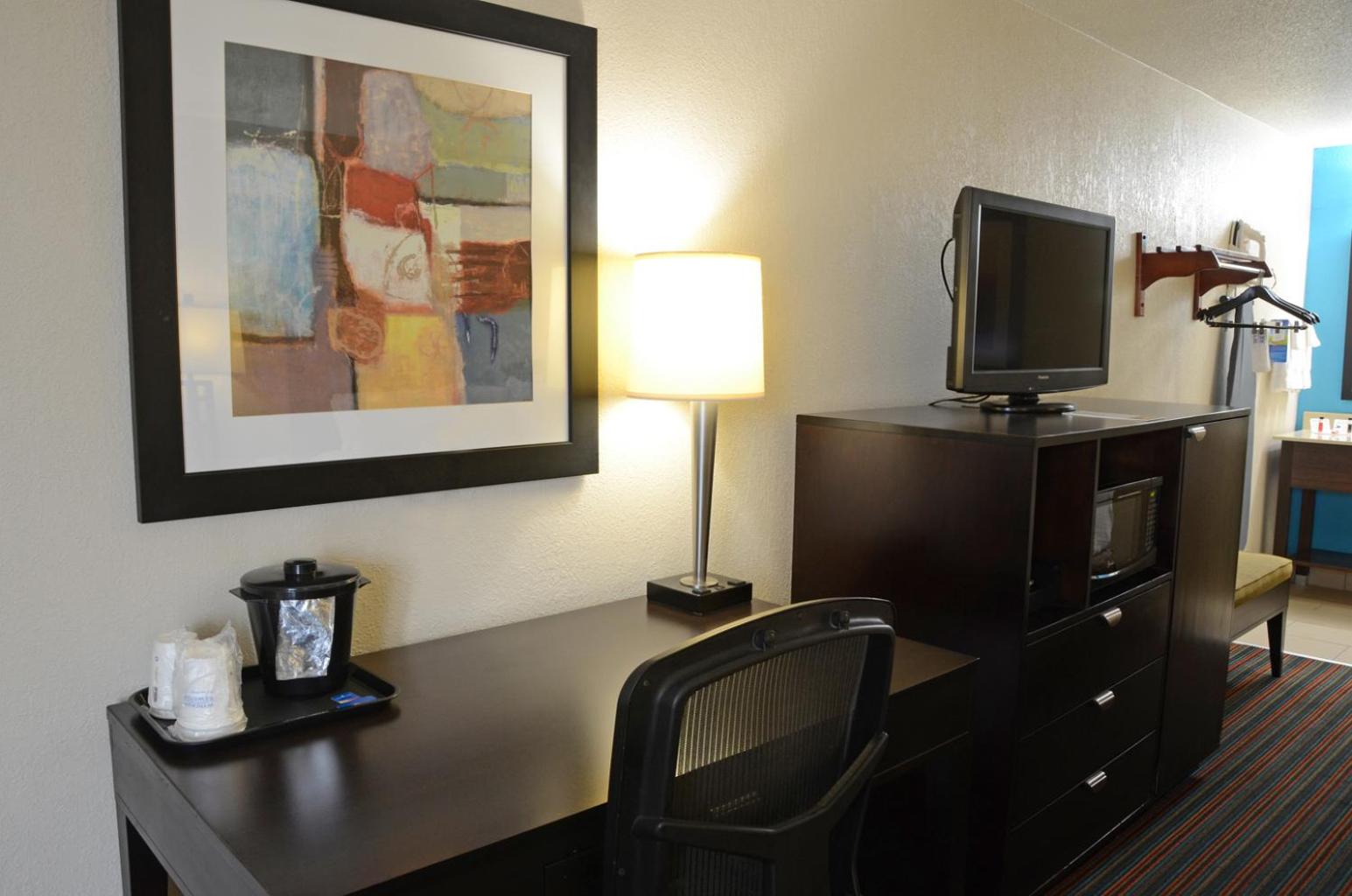 King Room - Non-Smoking - Photo 4
