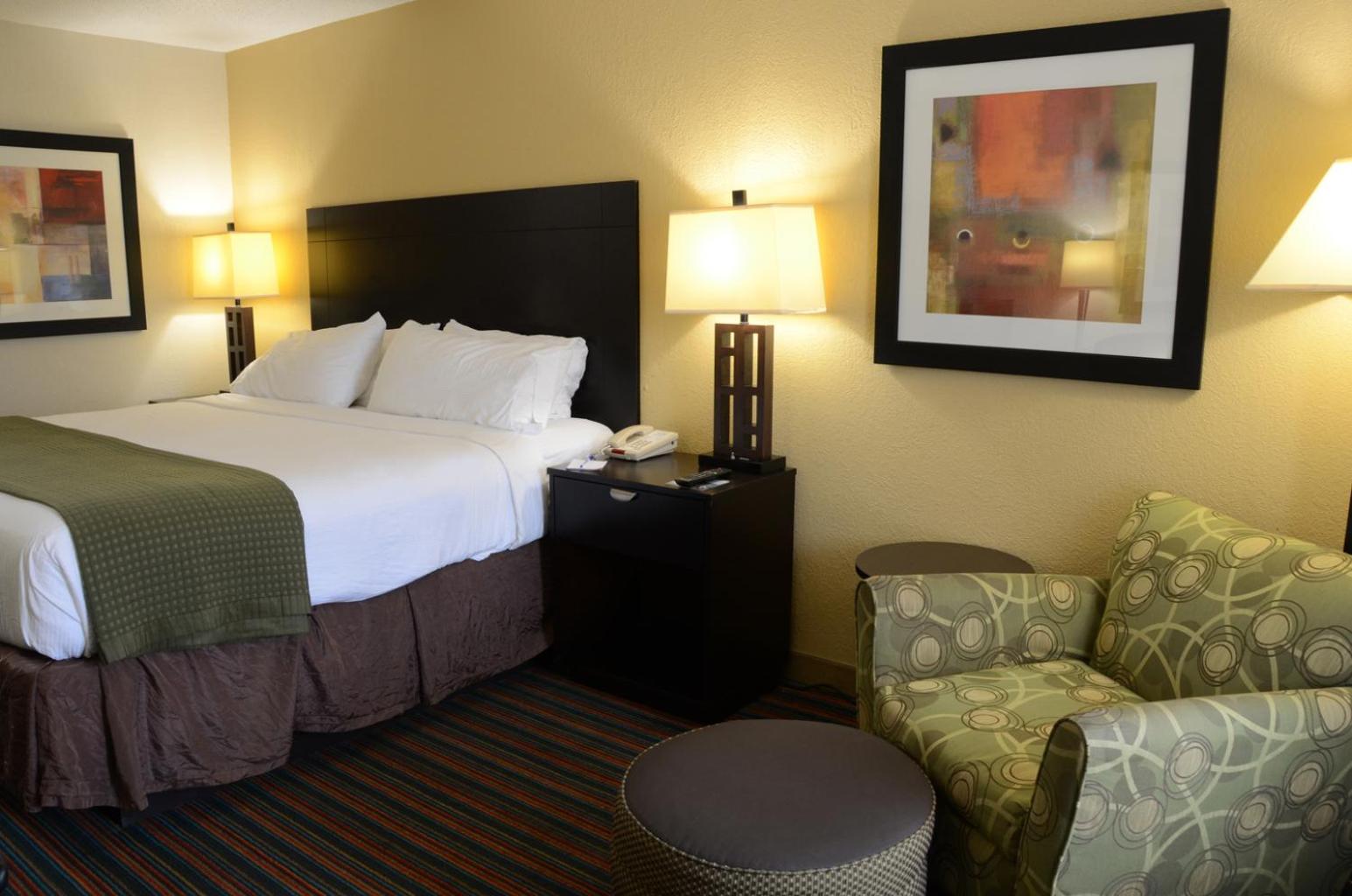 King Room - Non-Smoking - Photo 2