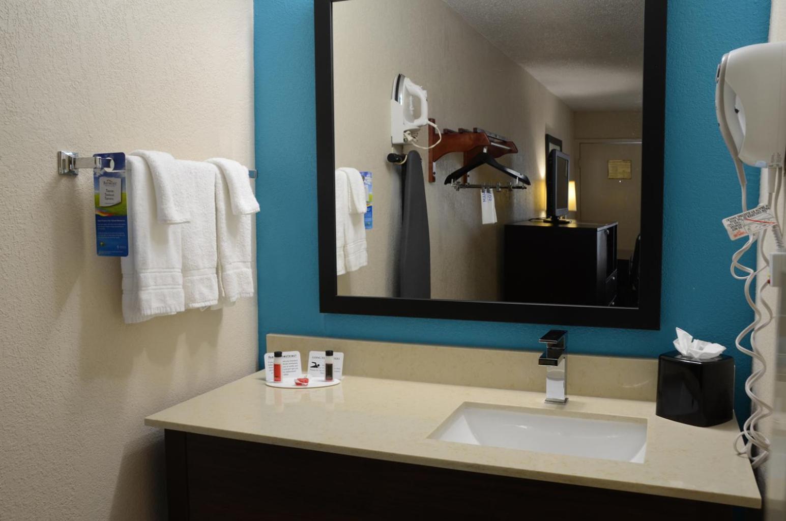 Double Room with One Double Bed - Mobility Accessible/Non-Smoking - Photo 2
