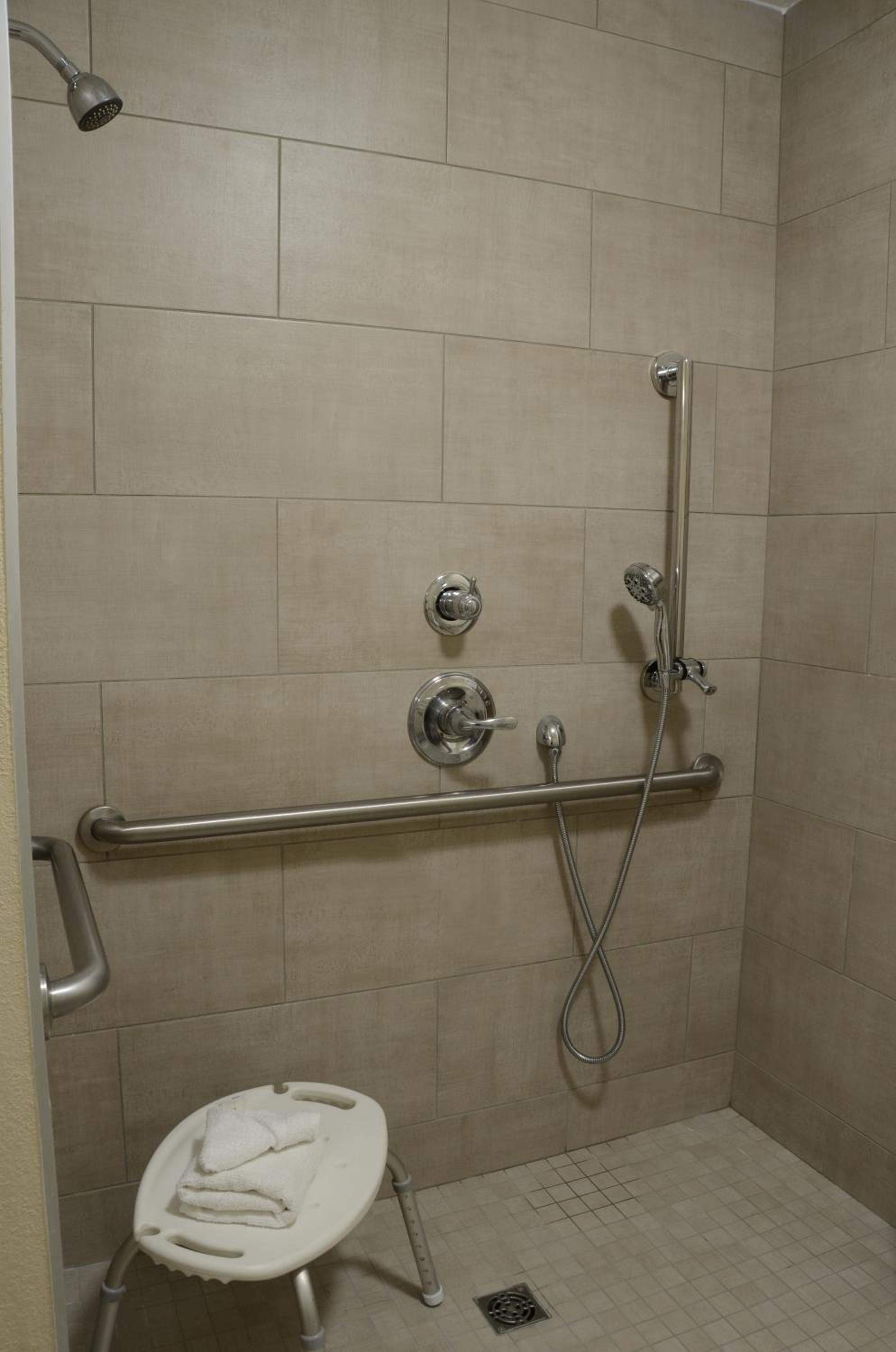 Double Room with One Double Bed - Mobility Accessible/Non-Smoking - Photo 5