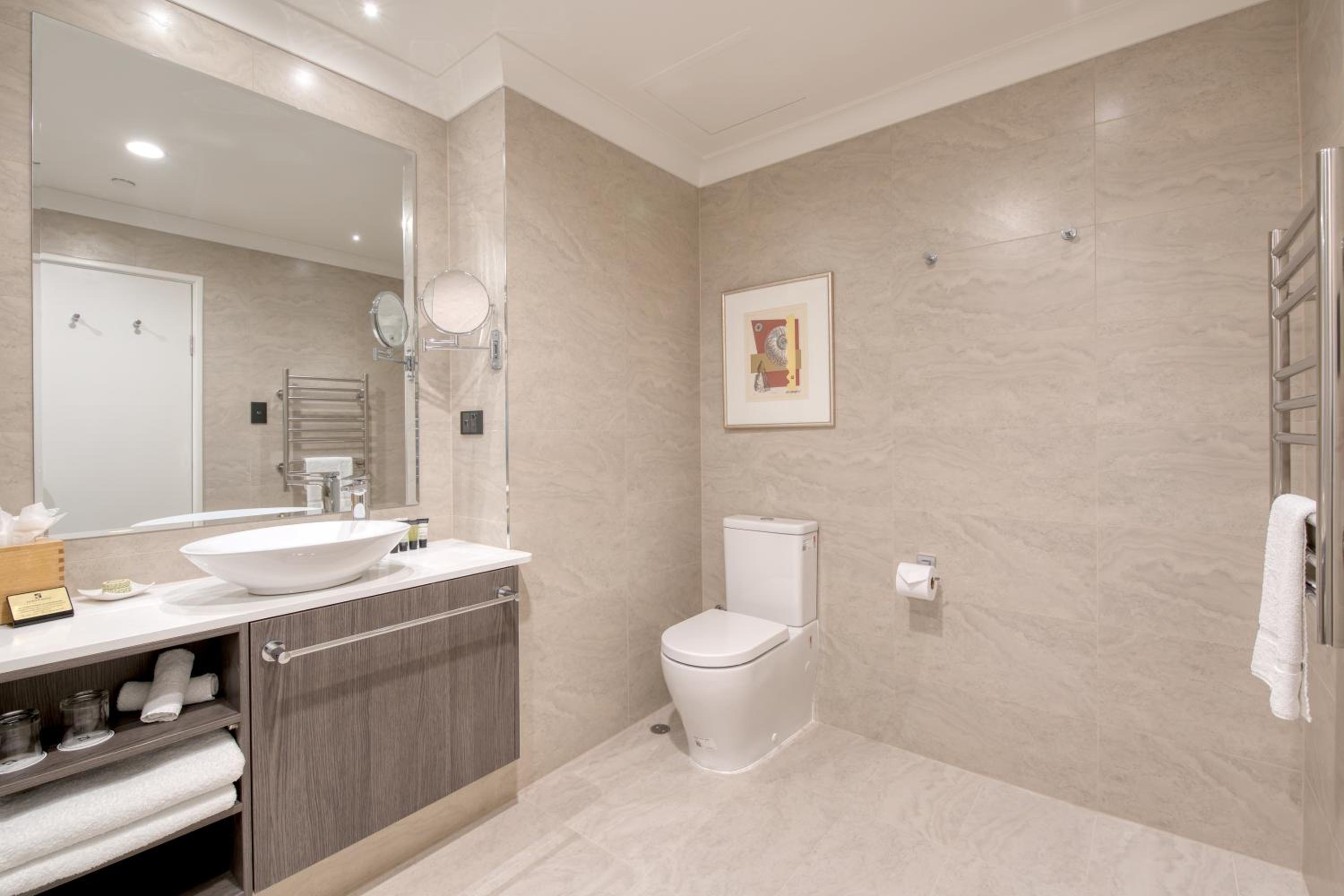 Deluxe King Room - Photo 2