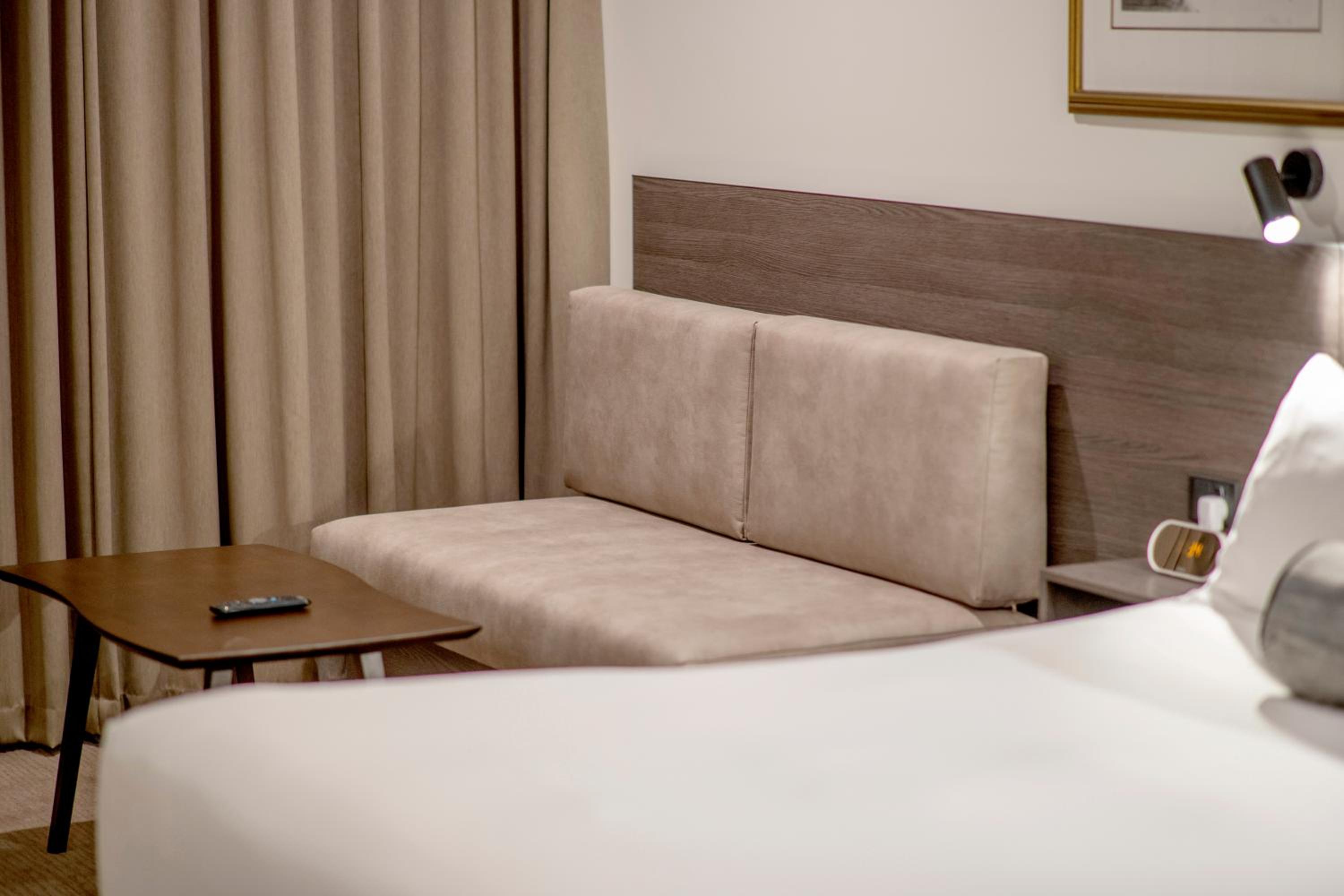 Deluxe King Room - Photo 7