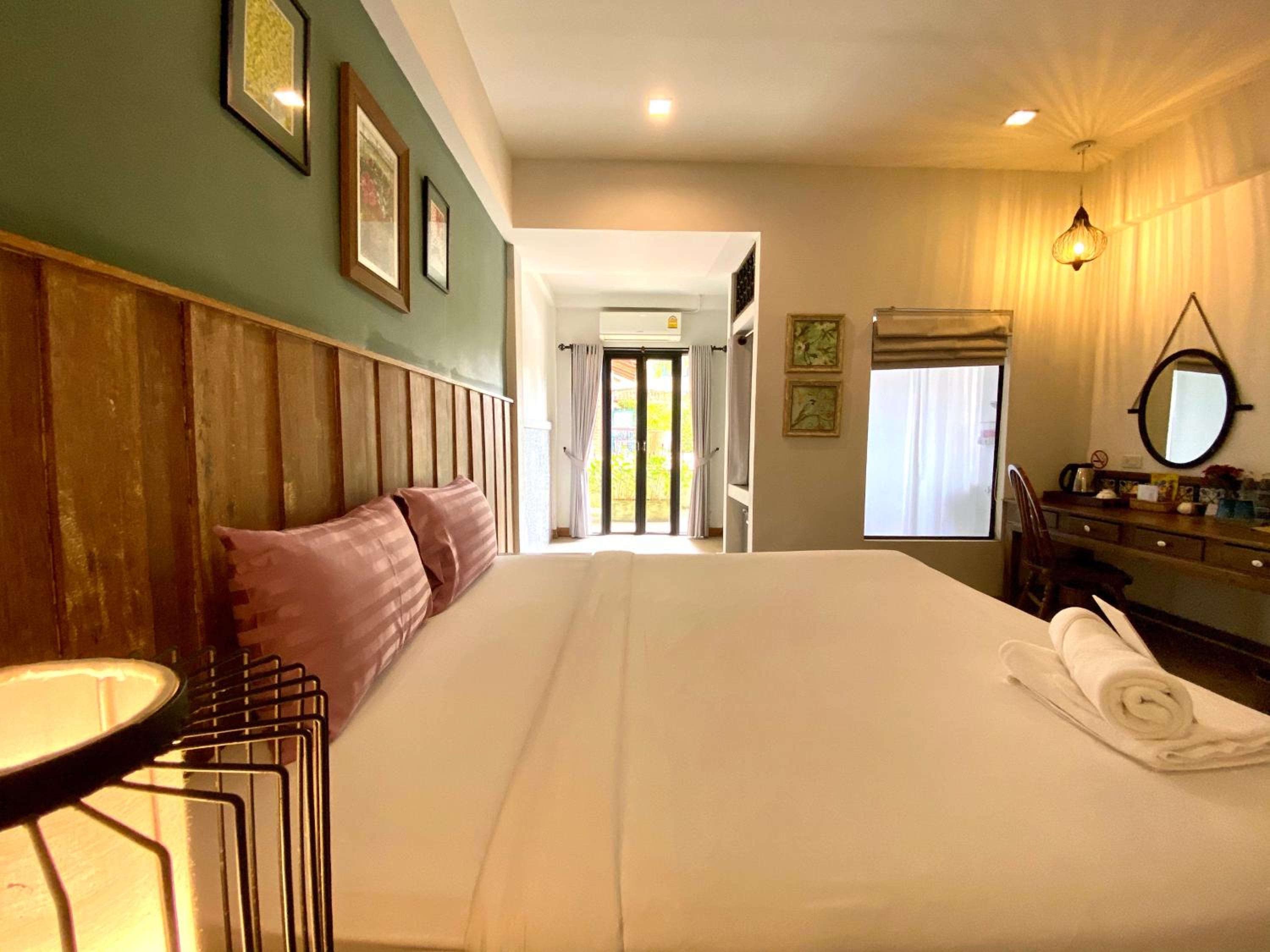 Double Room with Pool View - Photo 4