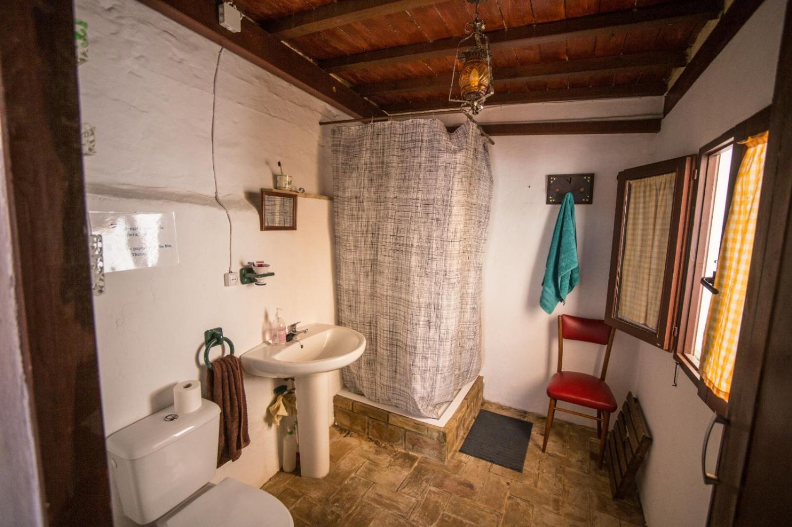 Double Room with Private Bathroom - Photo 22