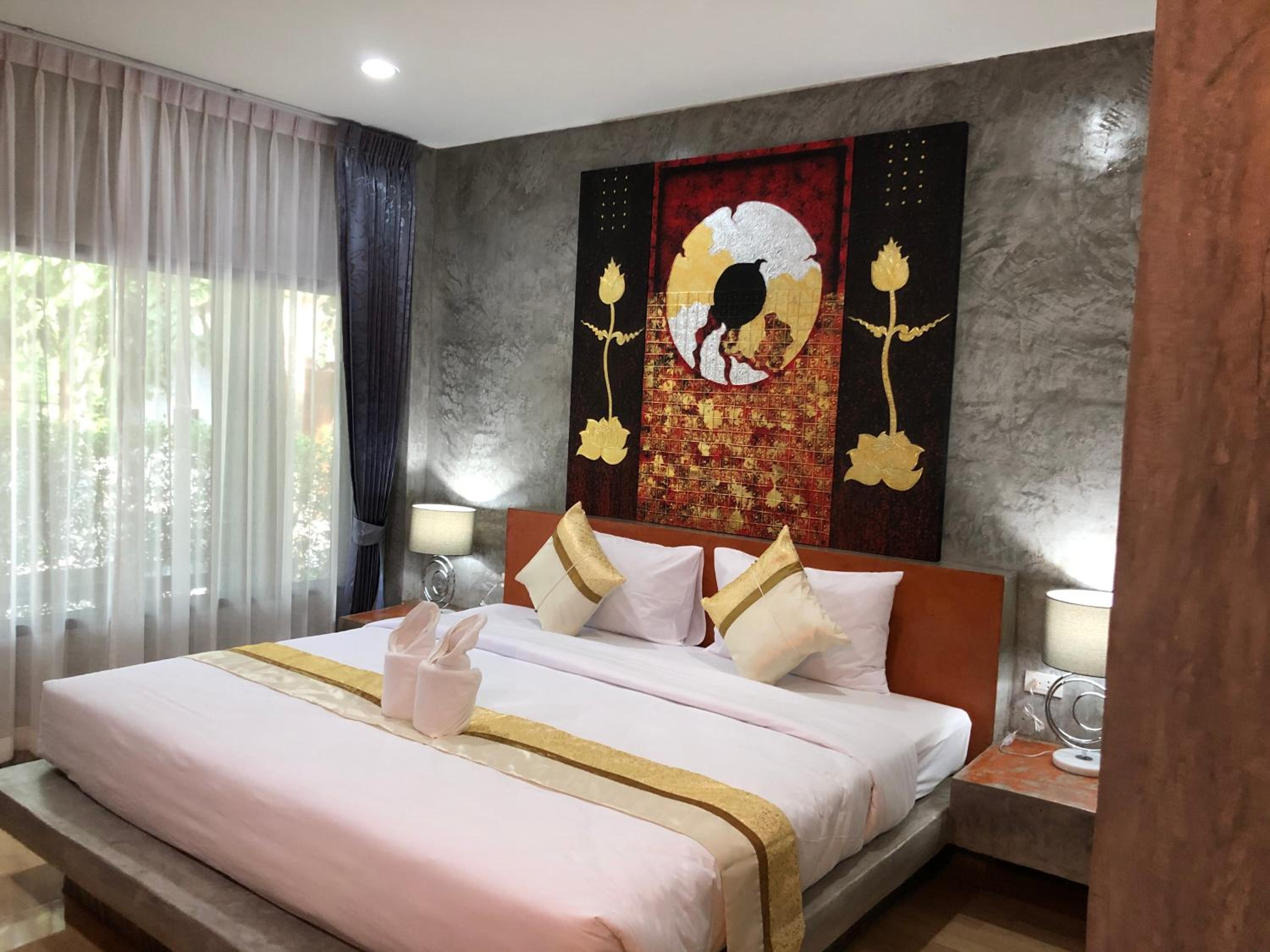 Queen Suite - Photo 1