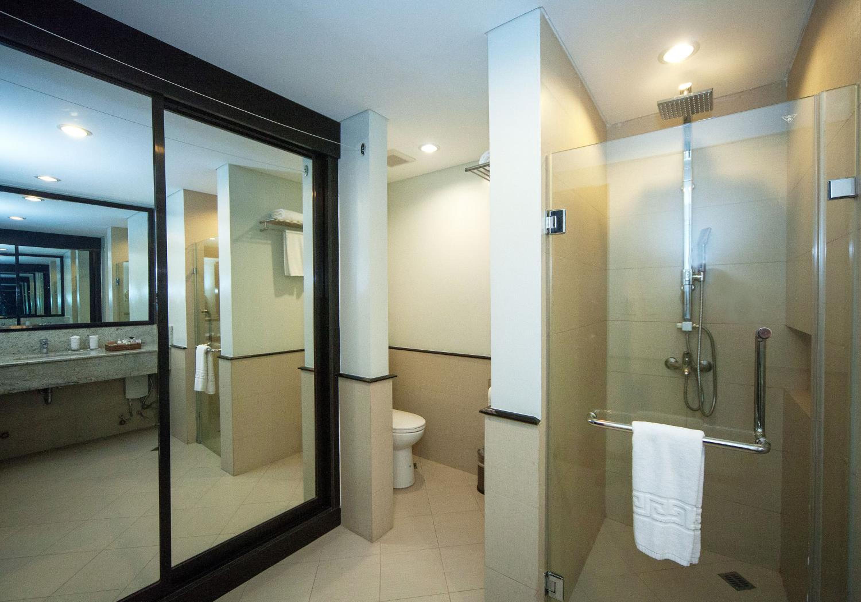 One-Bedroom Suite - Photo 4