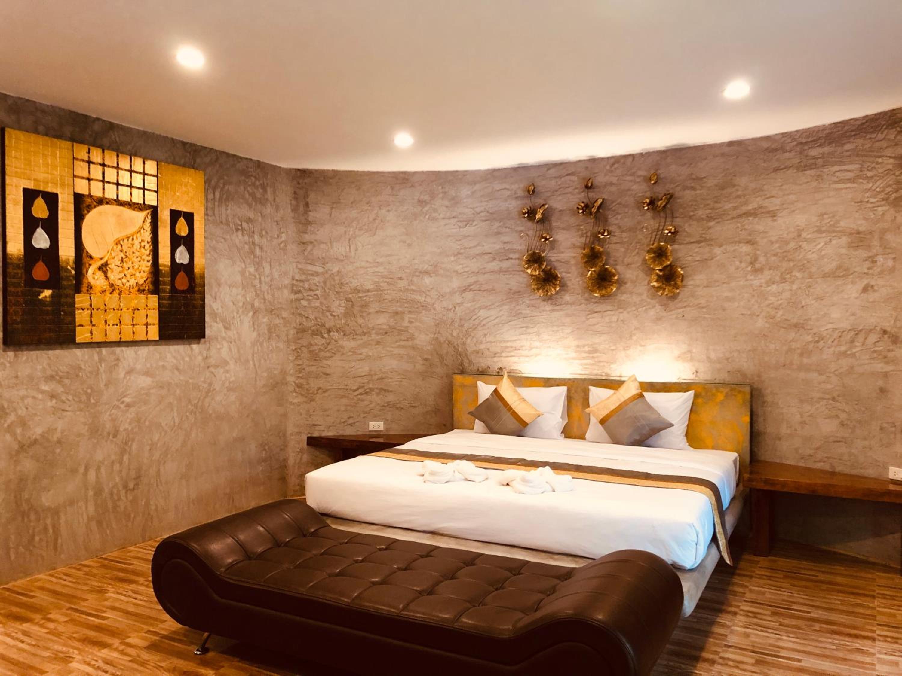 Queen Suite - Photo 28