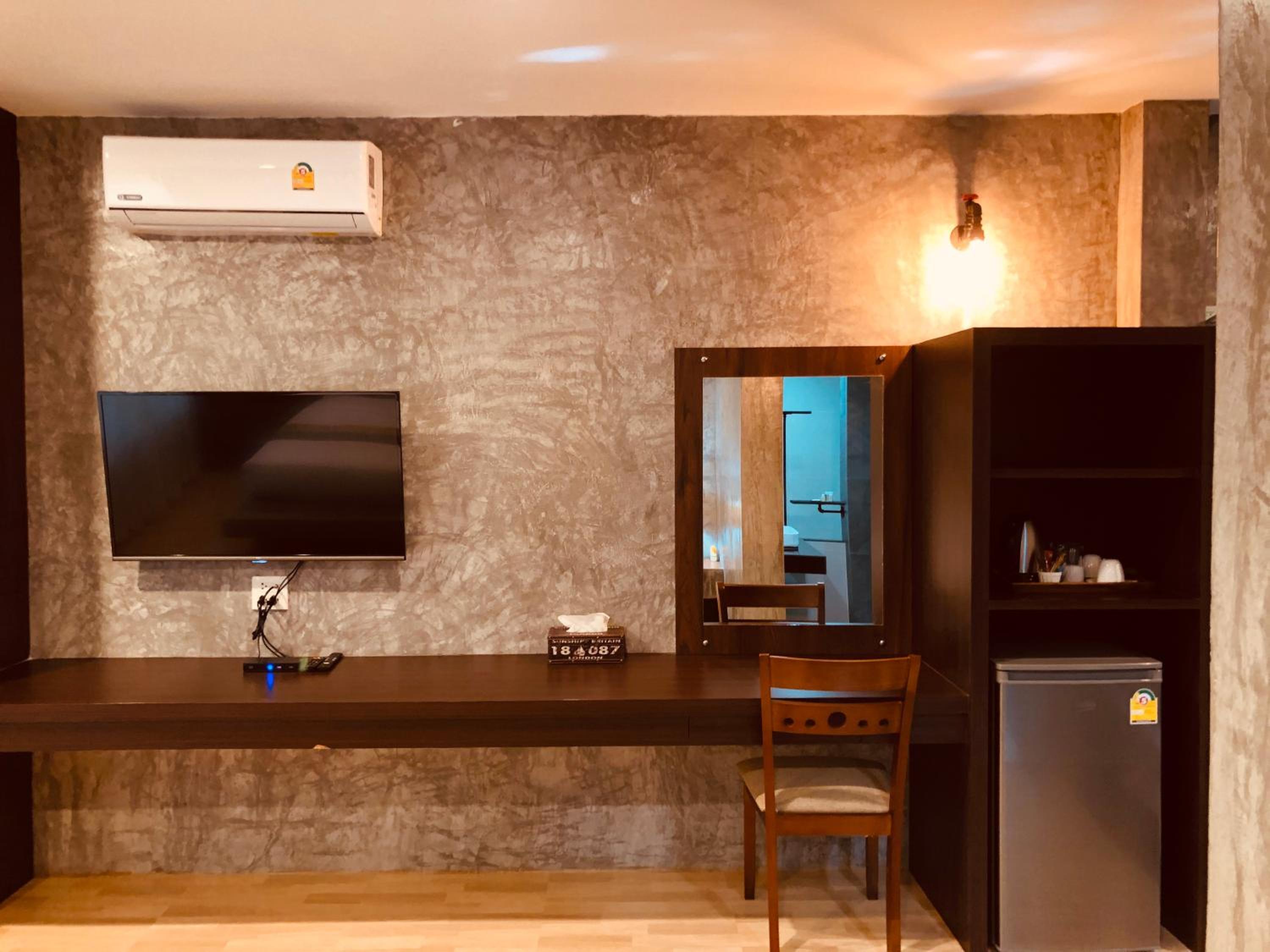 Queen Suite - Photo 27