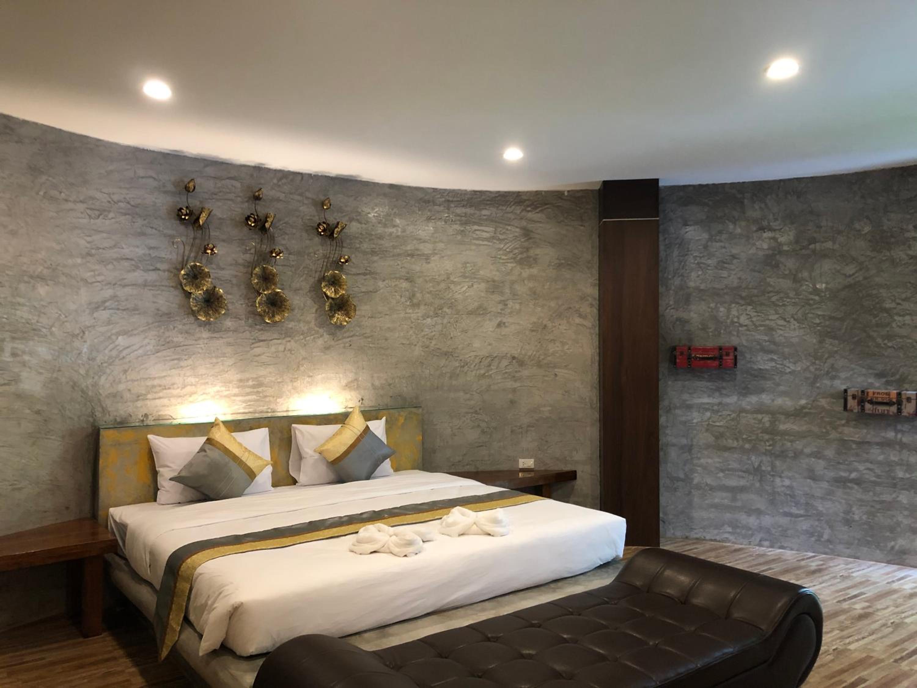 Queen Suite - Photo 24