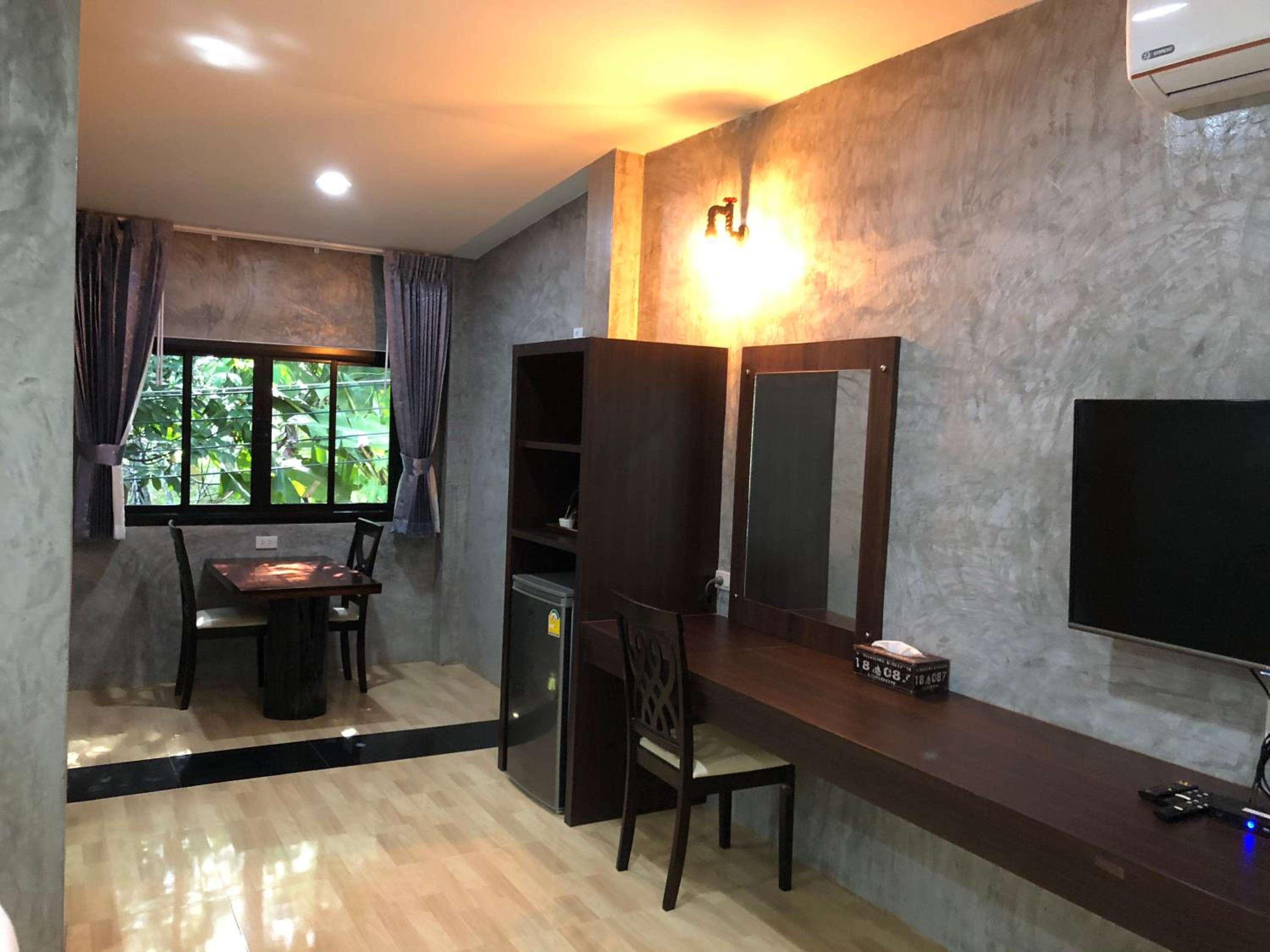 Queen Suite - Photo 20