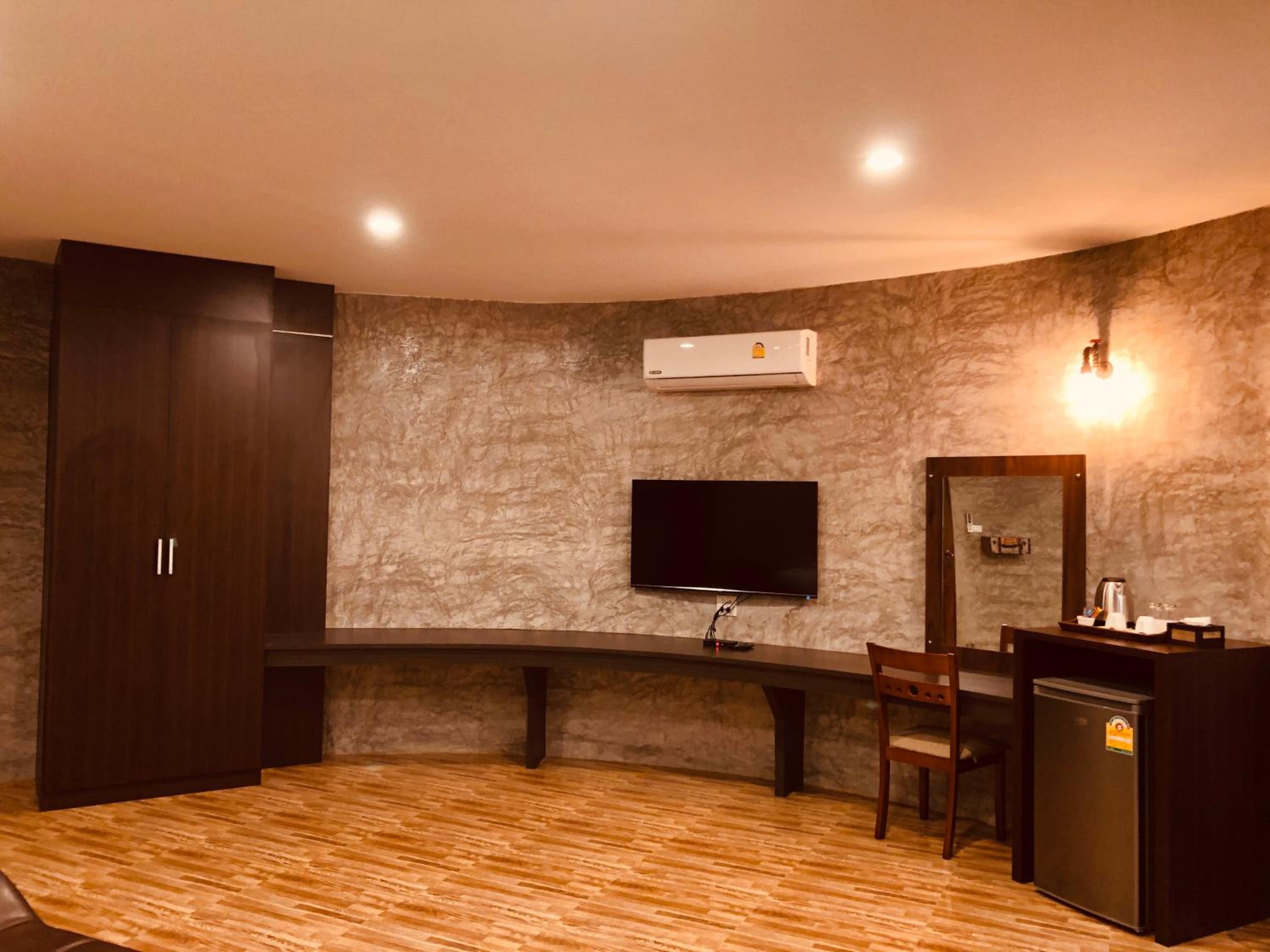 Queen Suite - Photo 18
