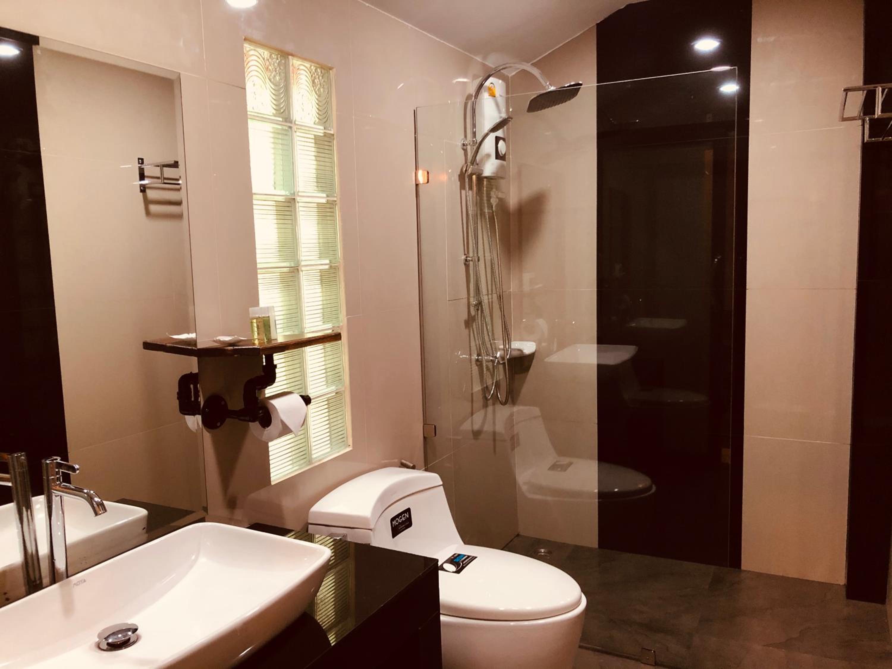 Queen Suite - Photo 17