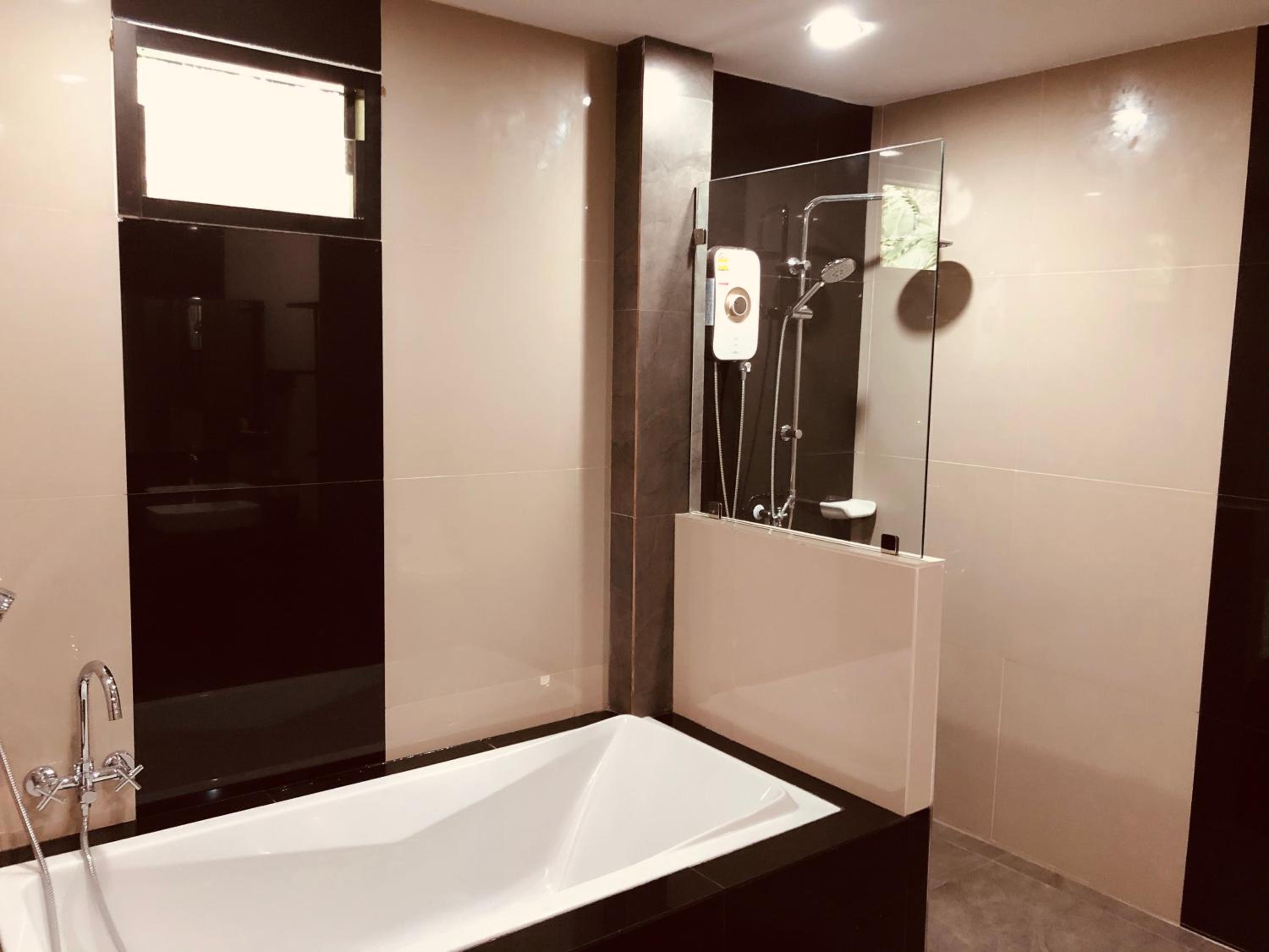 Queen Suite - Photo 10