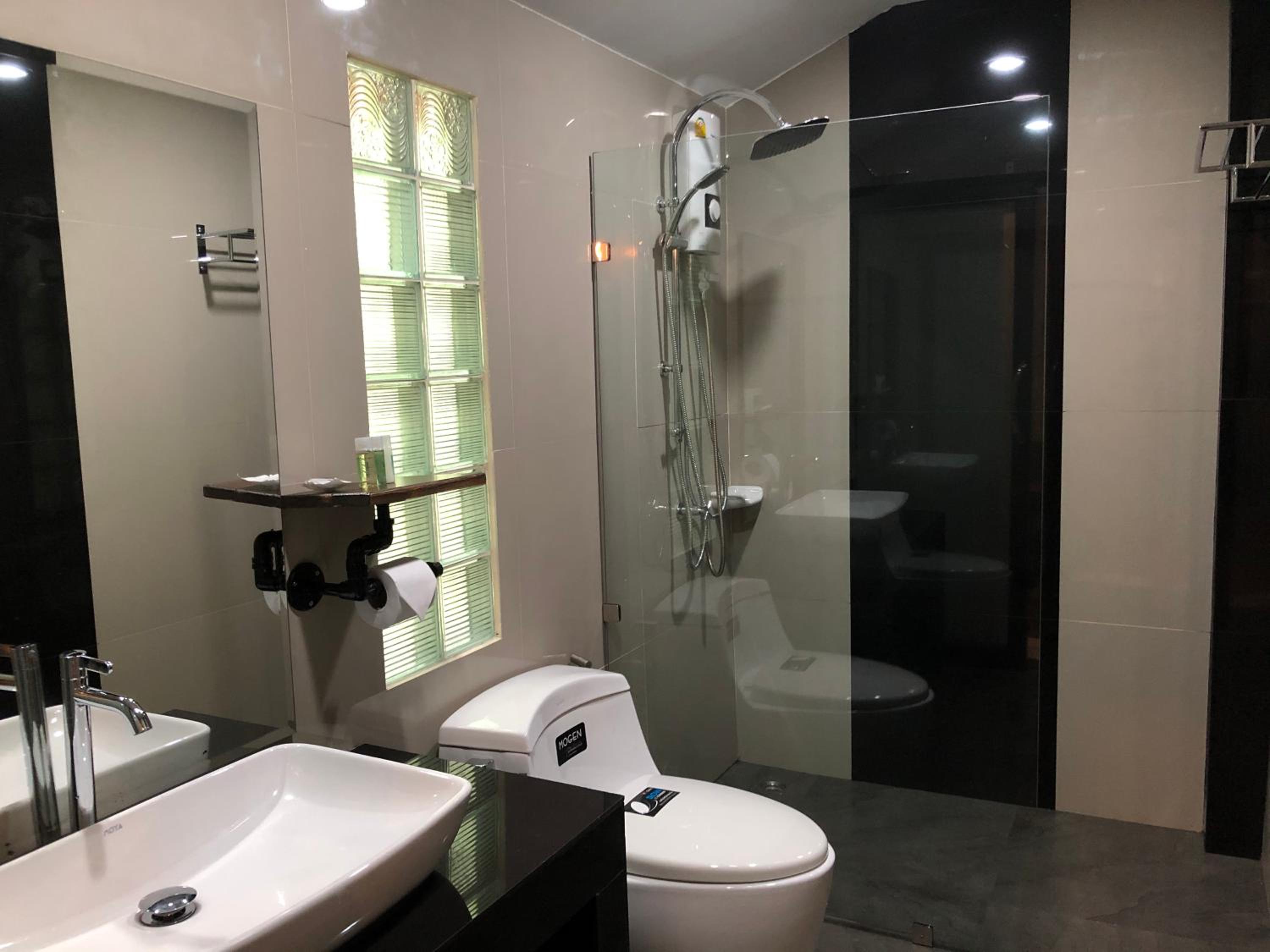 Queen Suite - Photo 2