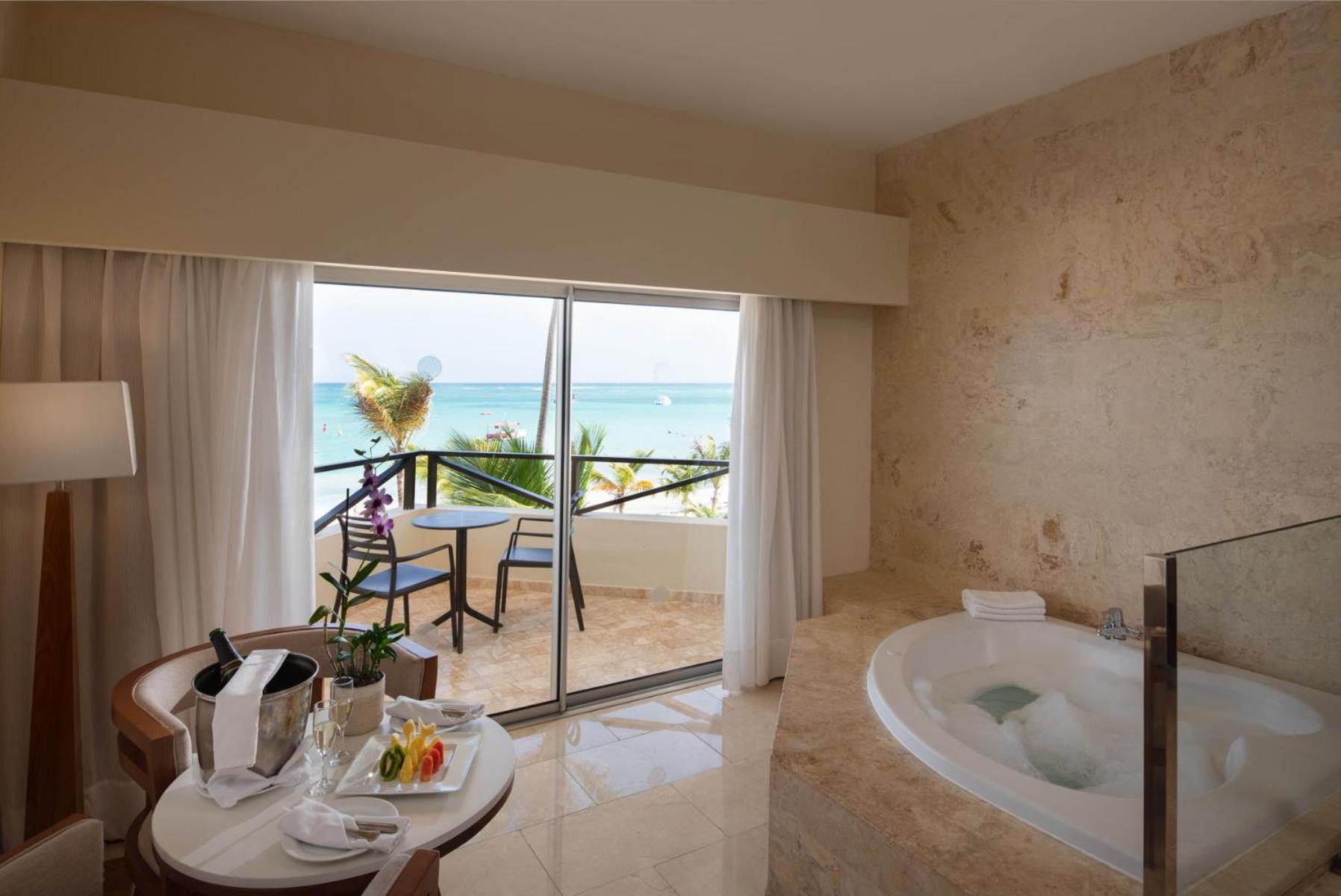Jr. Suite Premium Ocean Front View with Jacuzzi