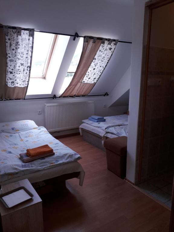 Basic Triple Room with Shared Bathroom photo 1