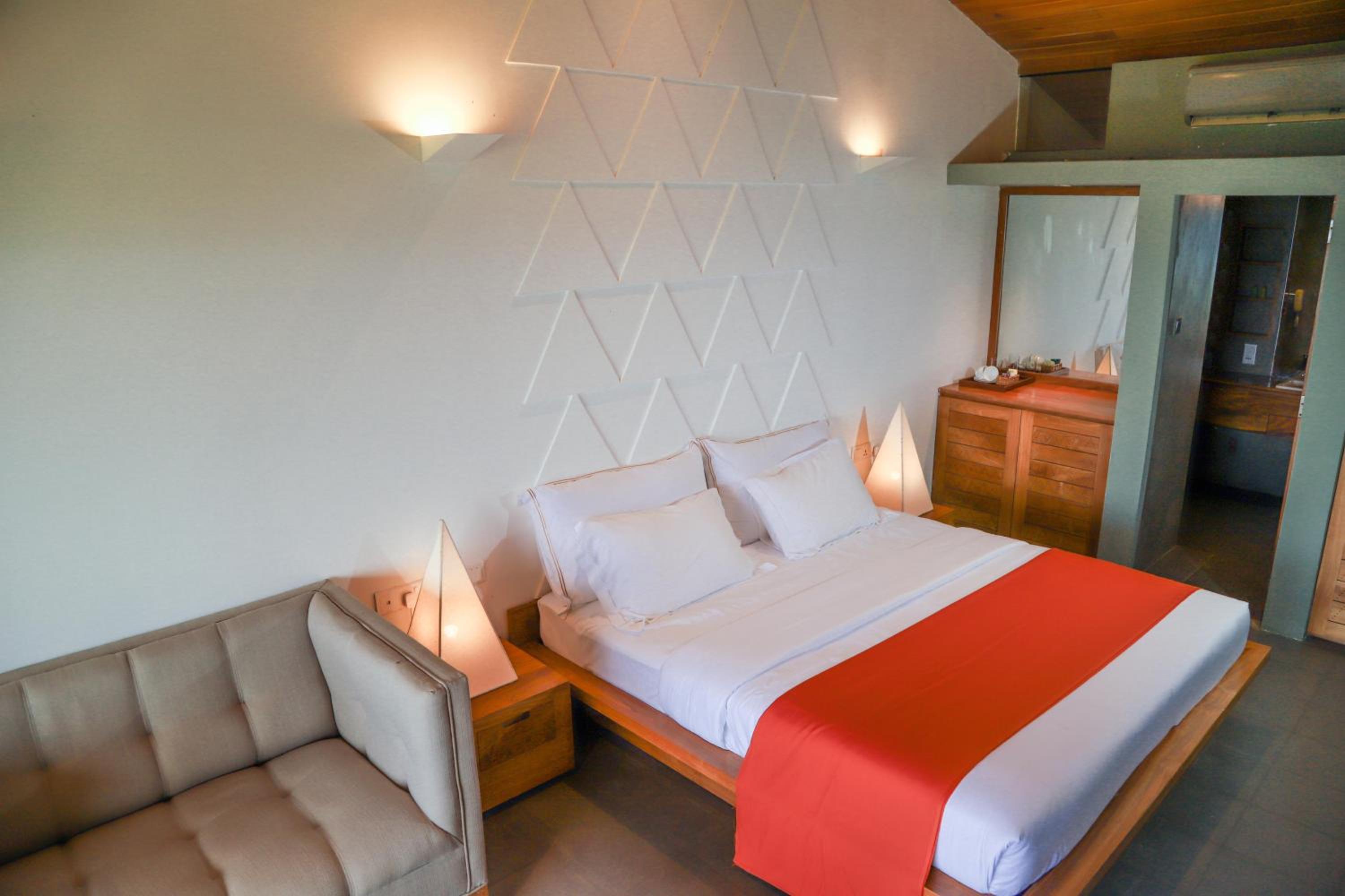 Deluxe Double or Twin Room with Lake View - Photo 6