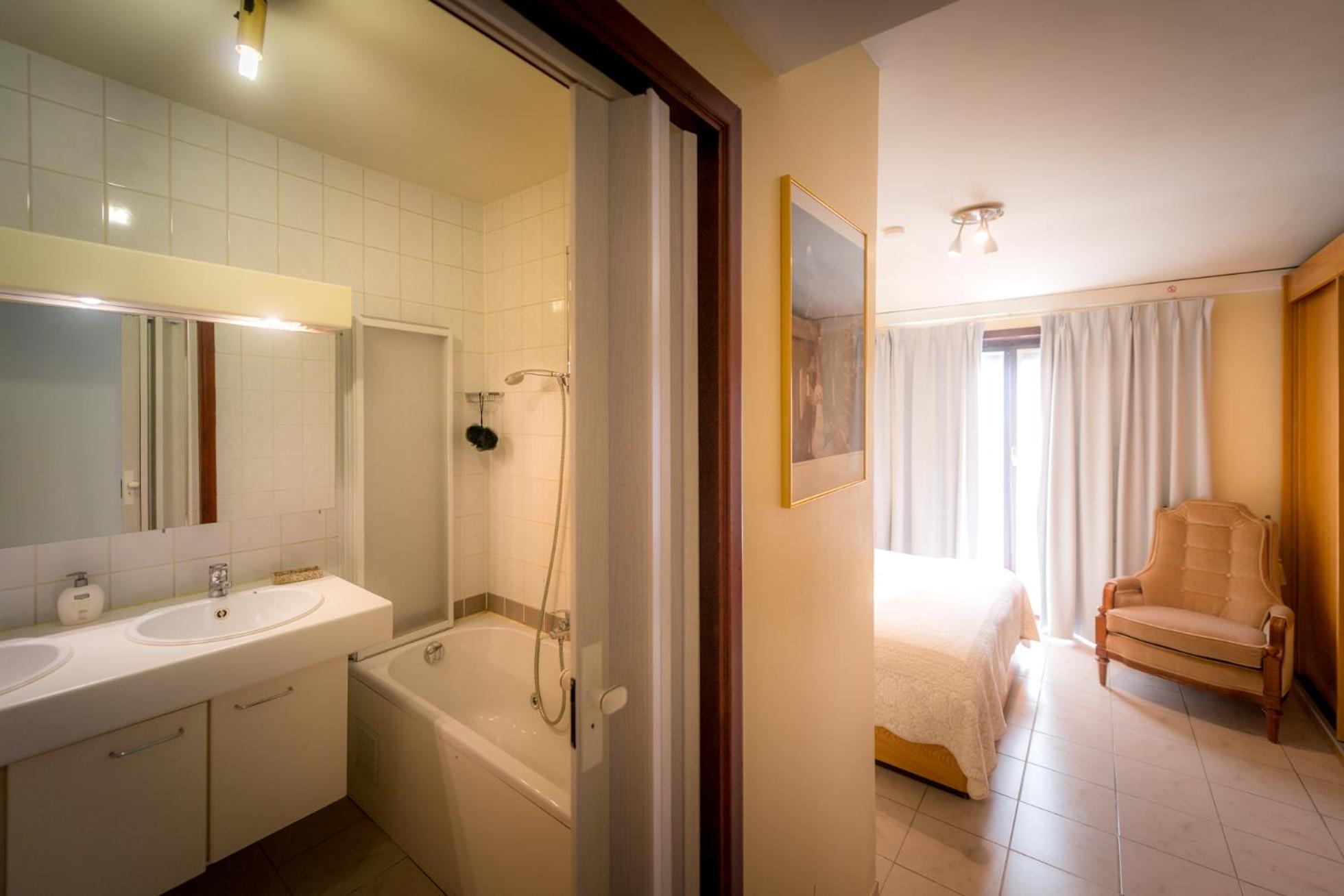 Double Room With Private Bathroom photo 2
