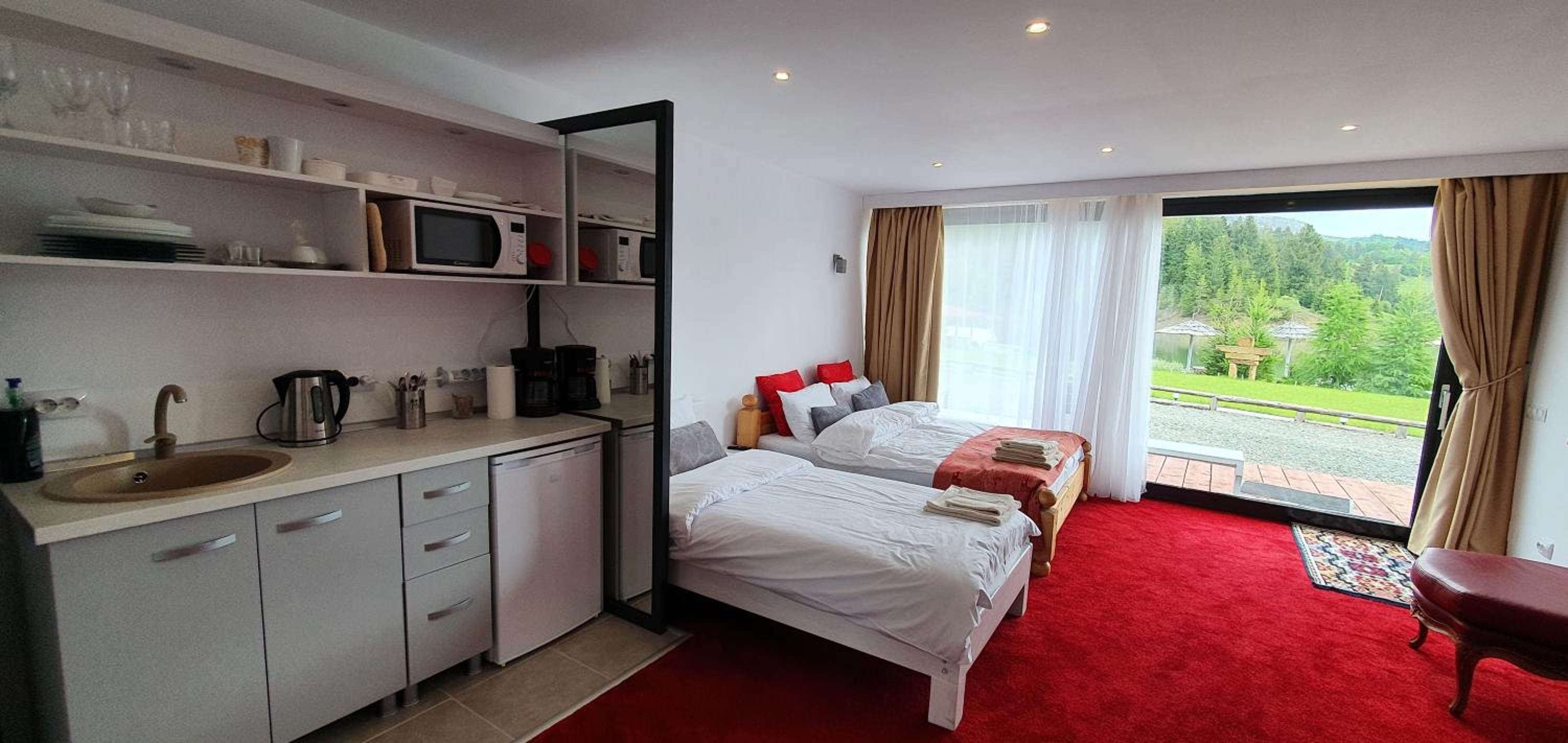 Apartment with Lake View - Photo 5
