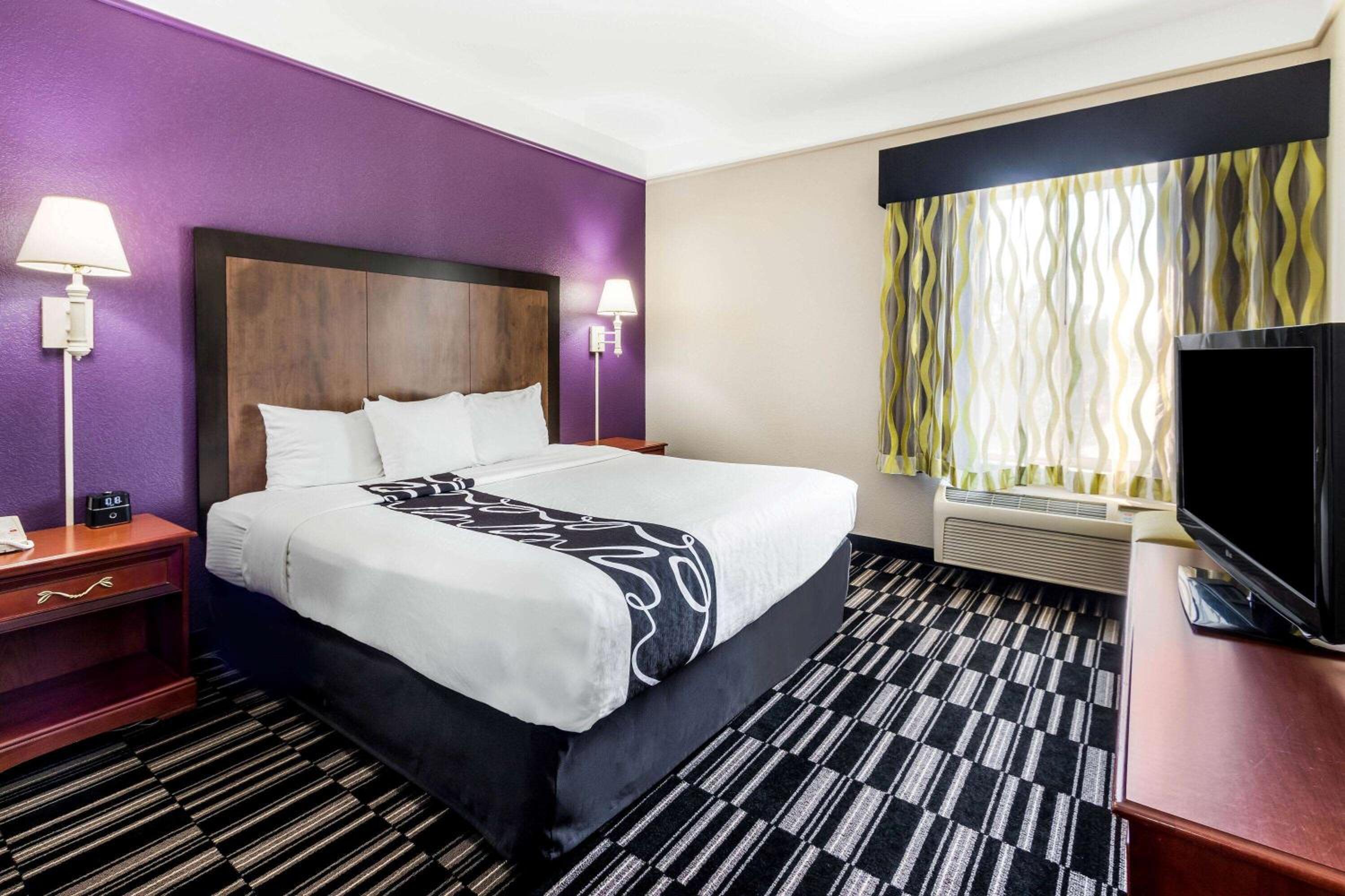 Deluxe King Room - Photo 5