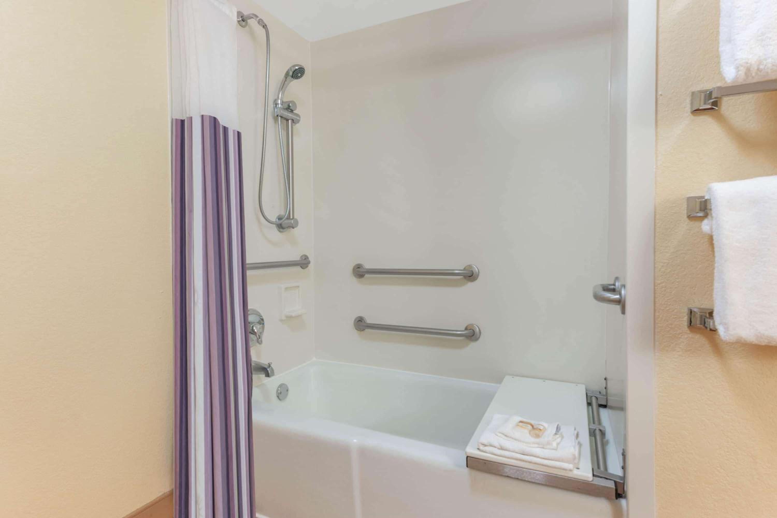 King Room - Disability Access photo 3