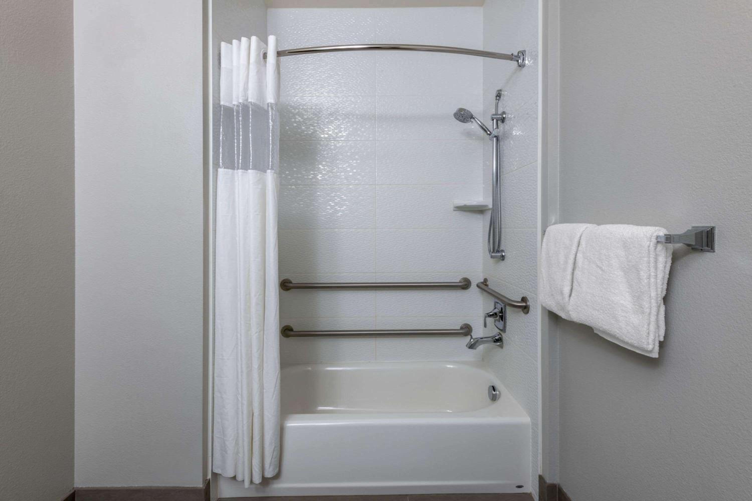 Queen Room - Disability Access - Photo 3