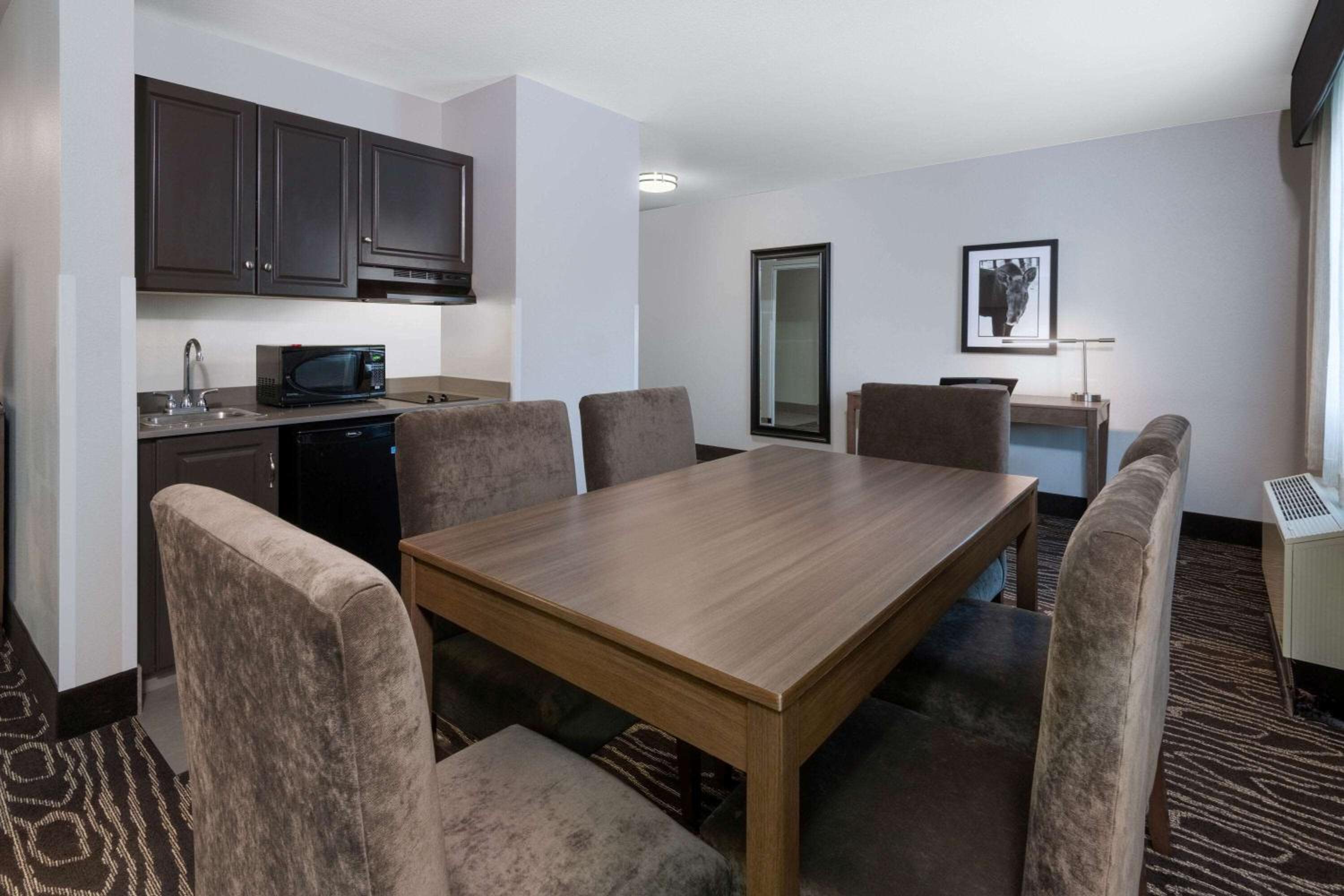 Deluxe Executive King Suite - Non-Smoking - Photo 3