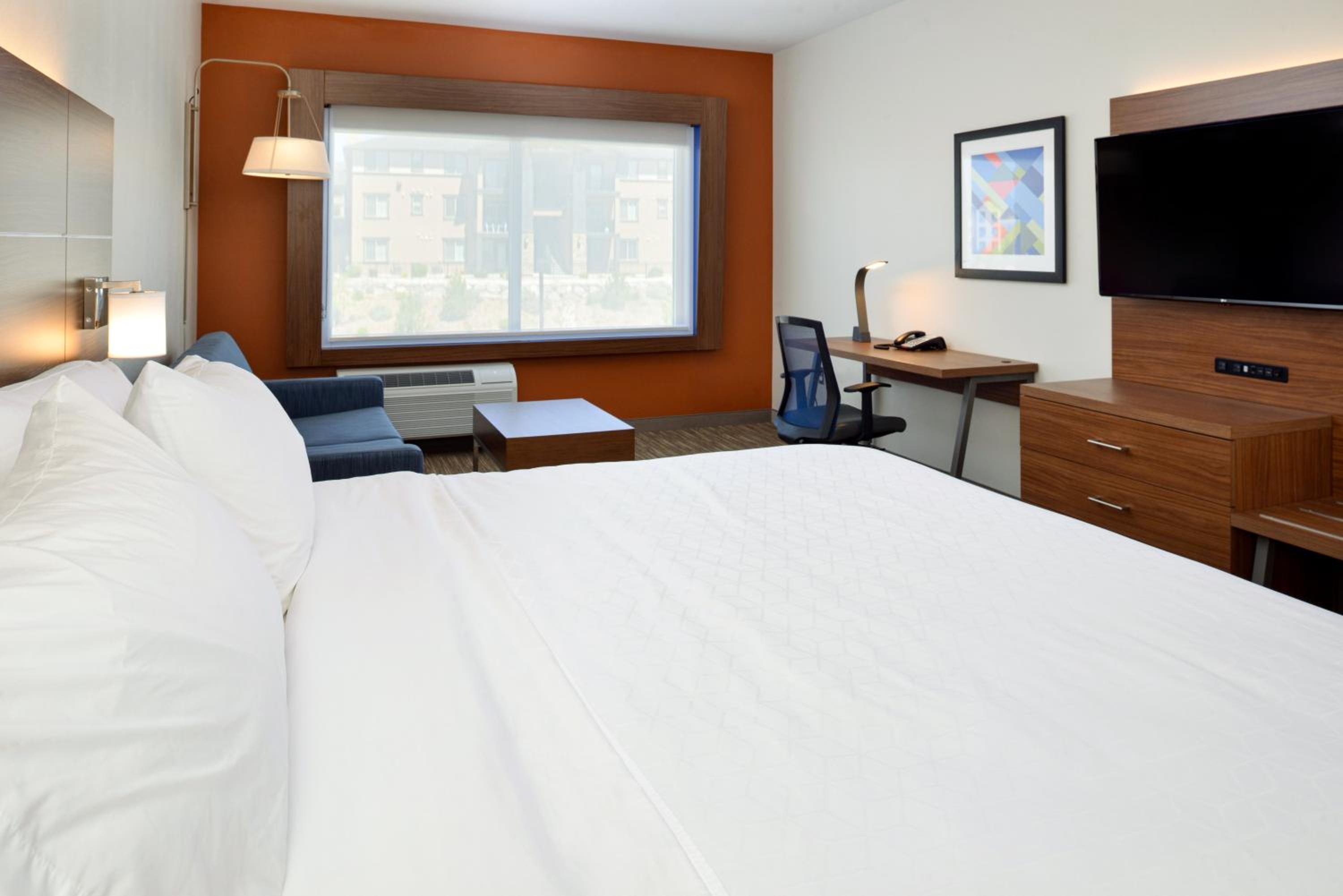 One-Bedroom Suite - Hearing Accessible - Photo 2