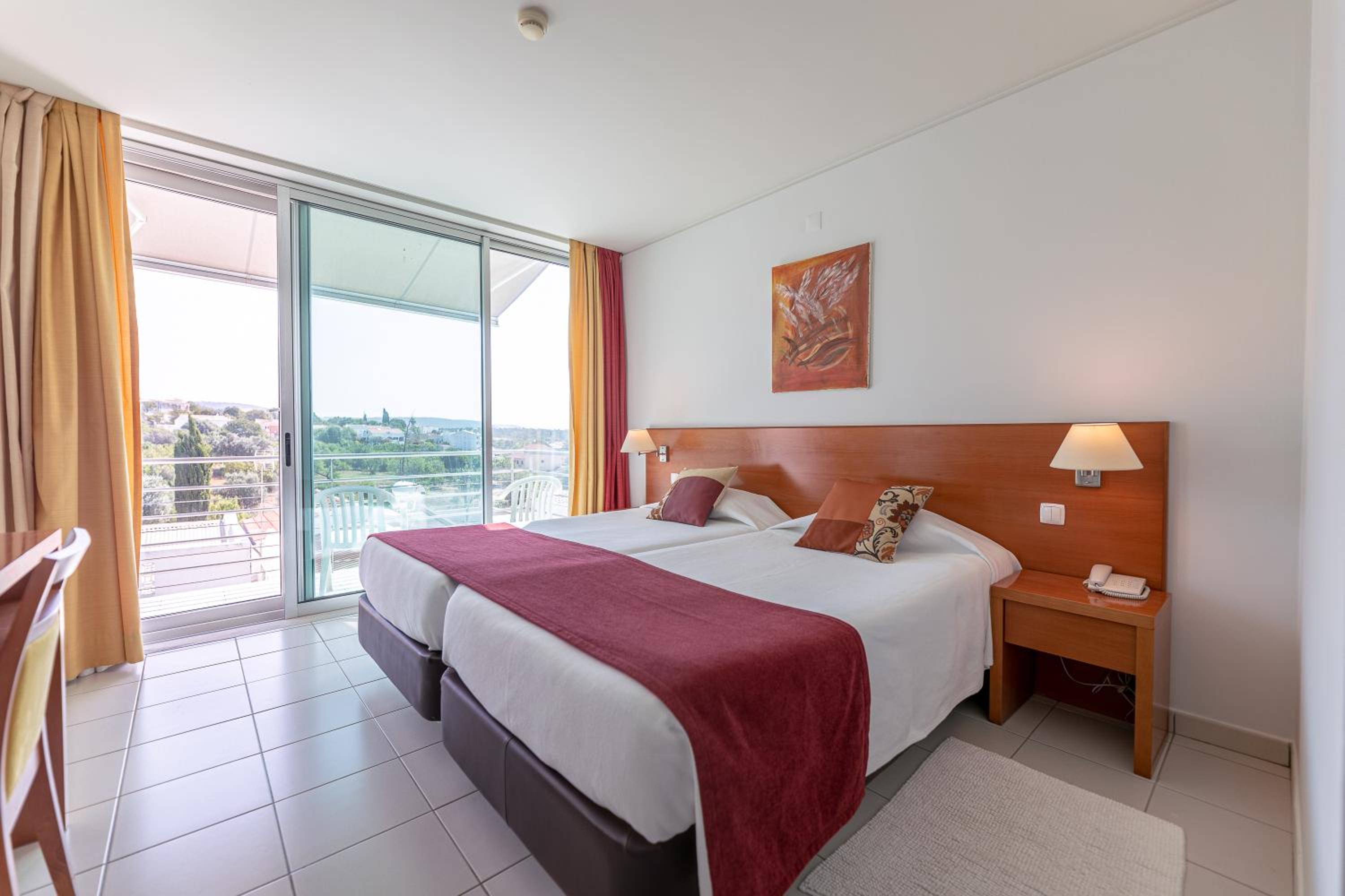 Standard Double or Twin Room - Photo 8
