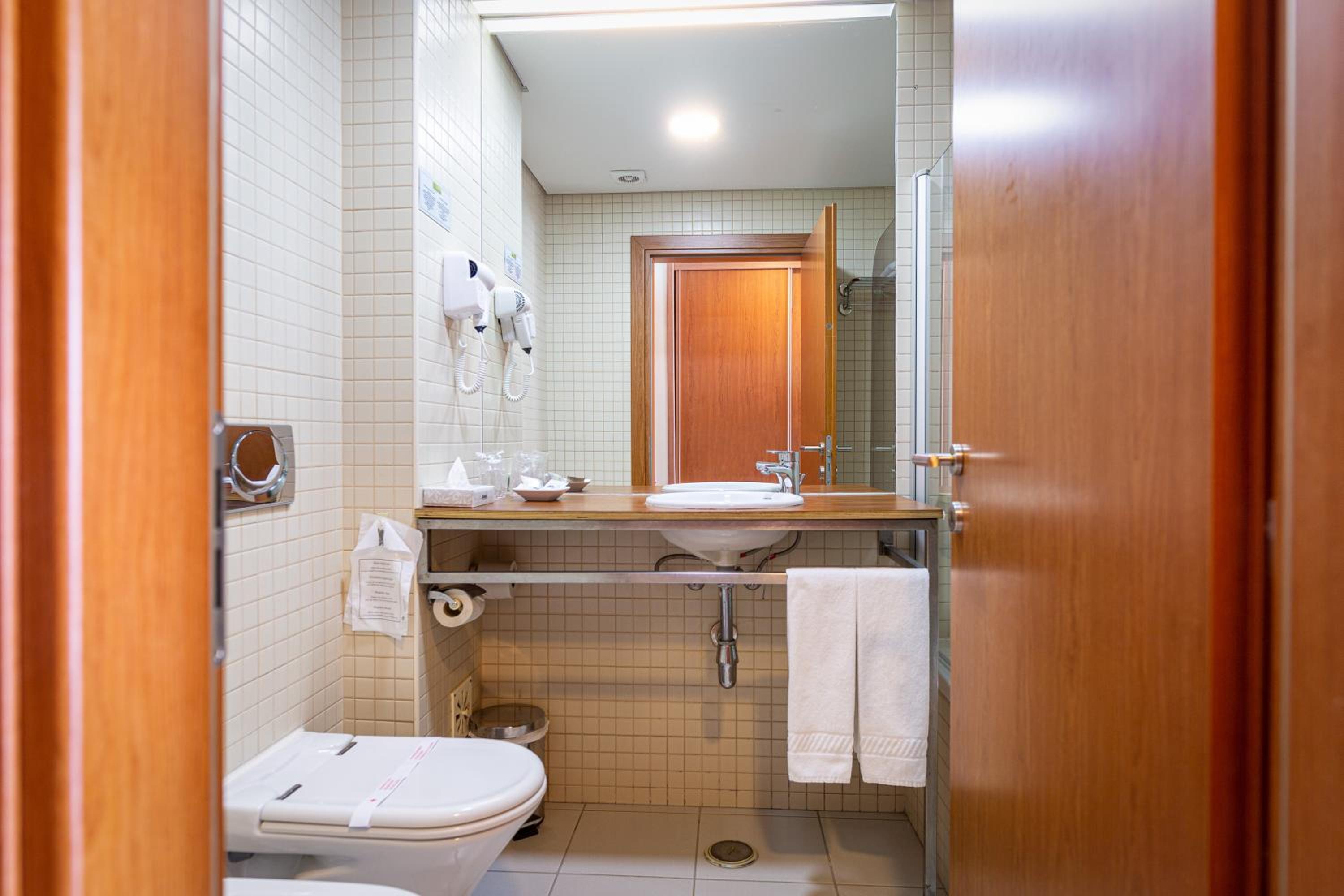Standard Double or Twin Room - Photo 20
