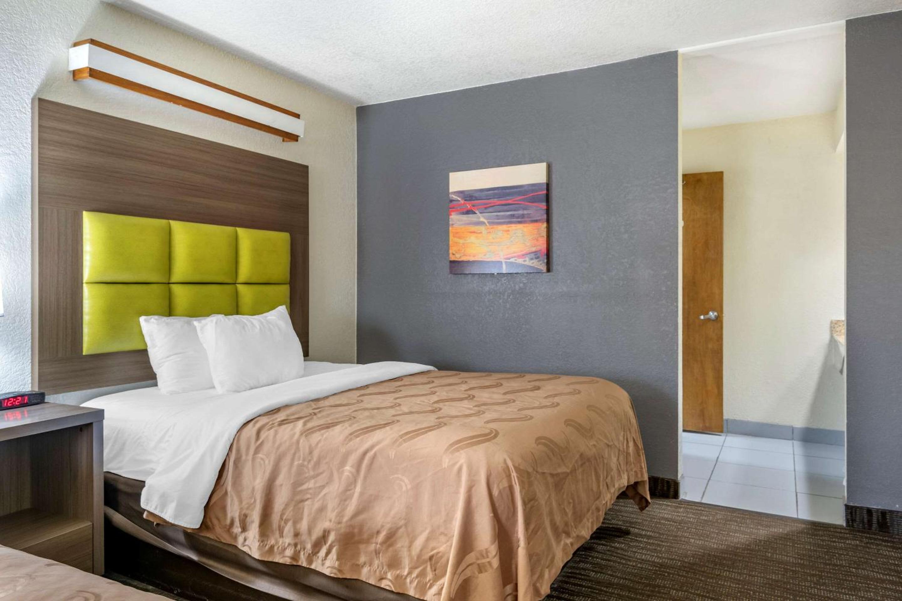 Queen Room with Two Queen Beds - Non-Smoking - Photo 7