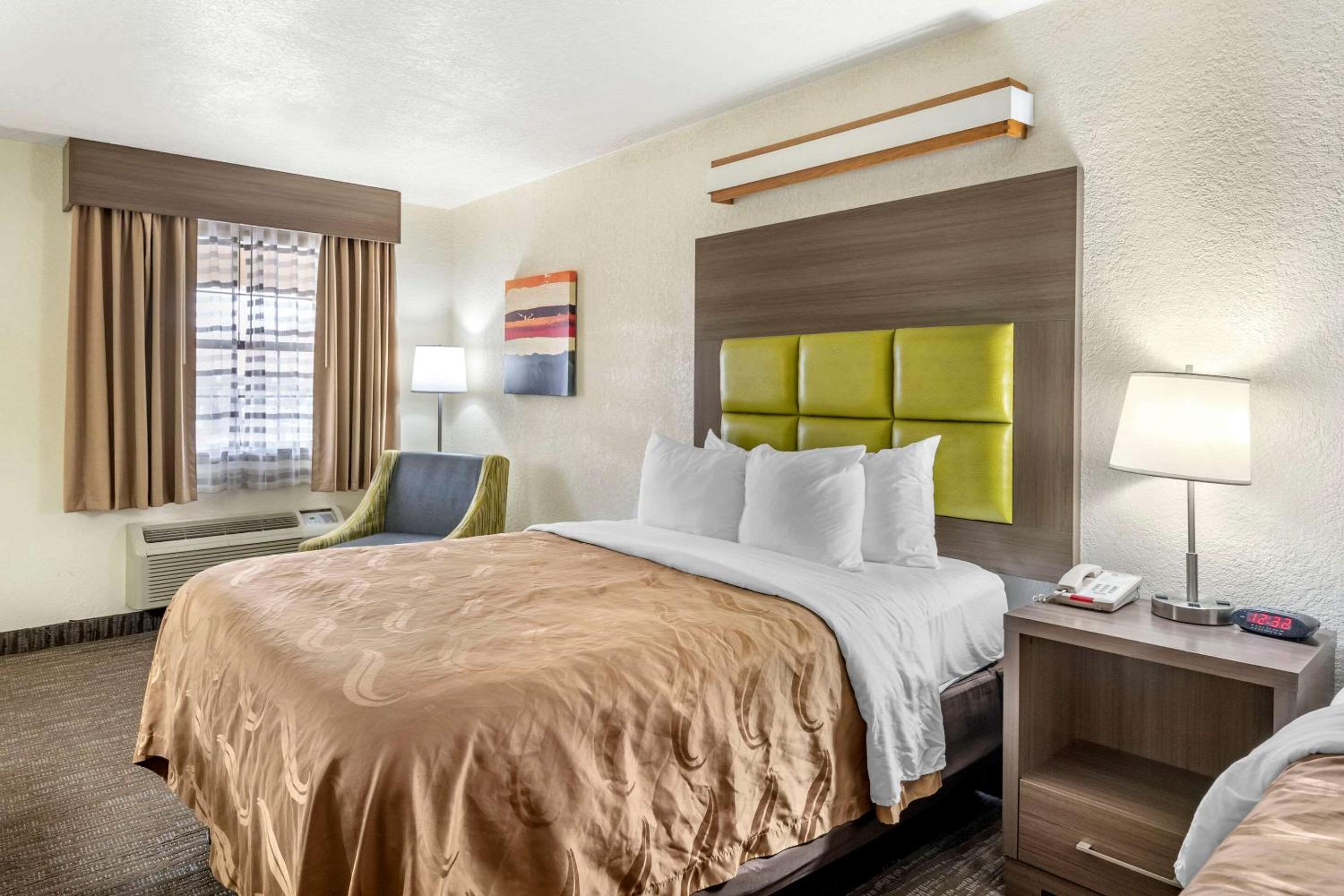 Queen Room with Two Queen Beds - Non-Smoking - Photo 4