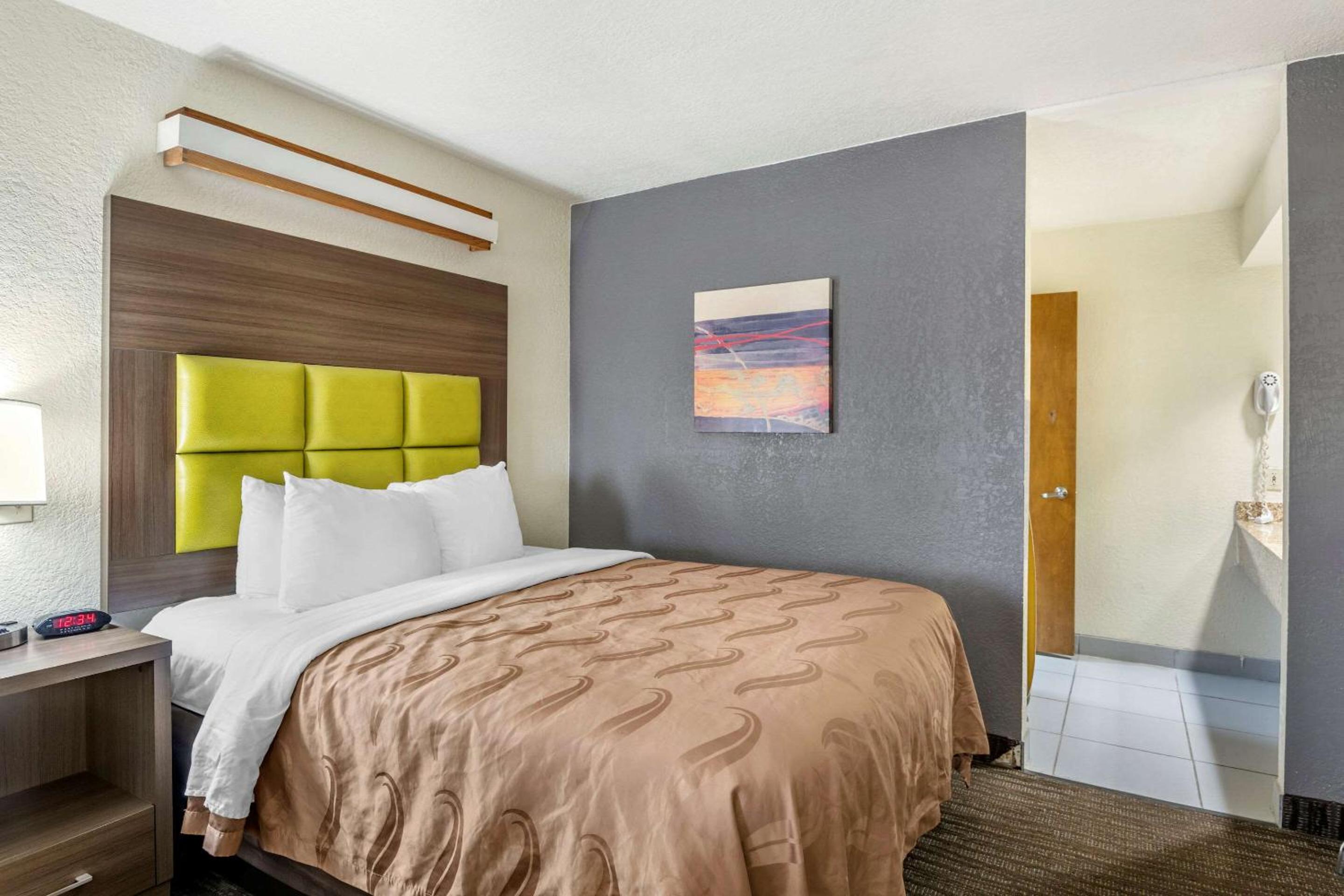 Queen Room with Two Queen Beds - Non-Smoking - Photo 6