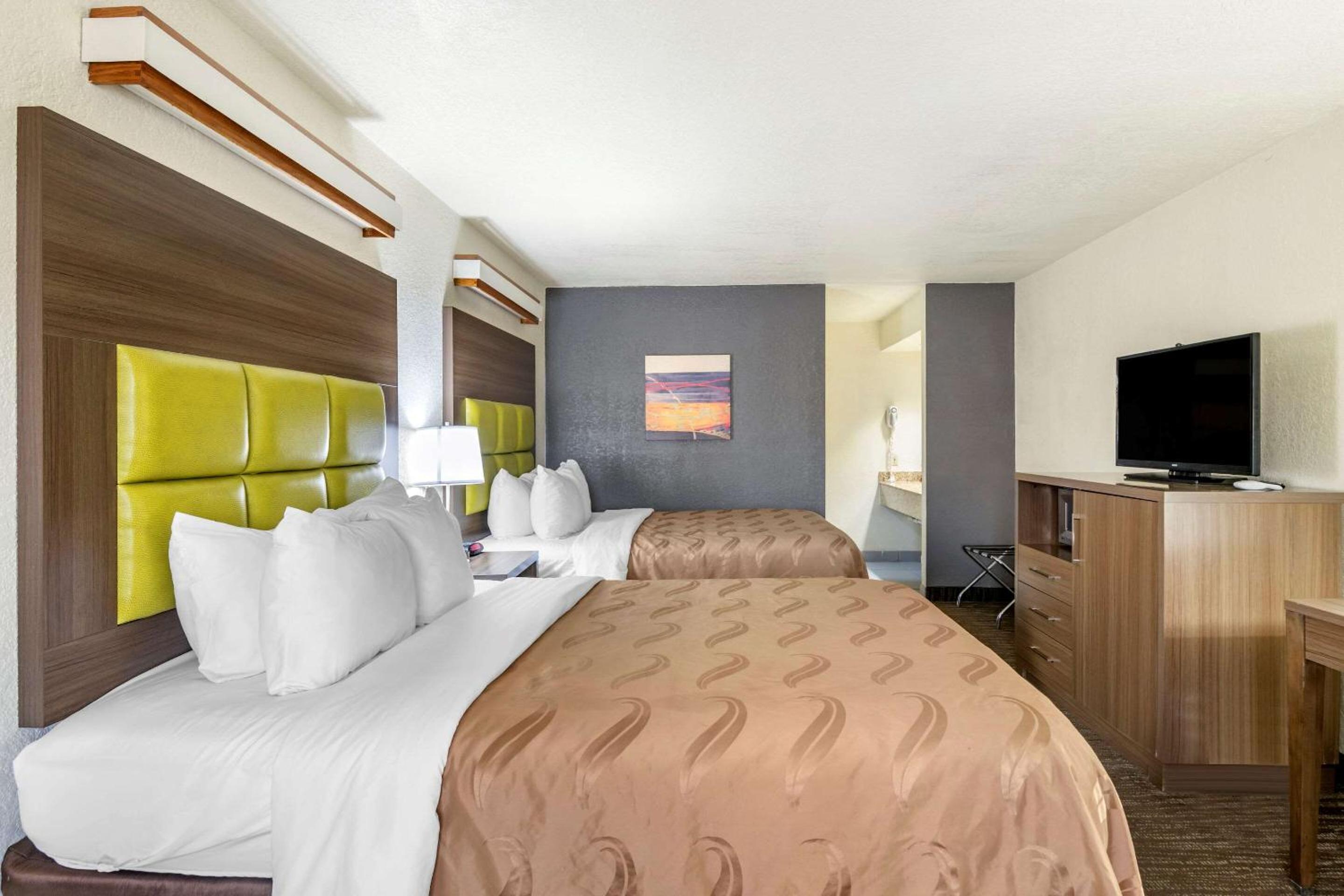 Queen Room with Two Queen Beds - Non-Smoking - Photo 2