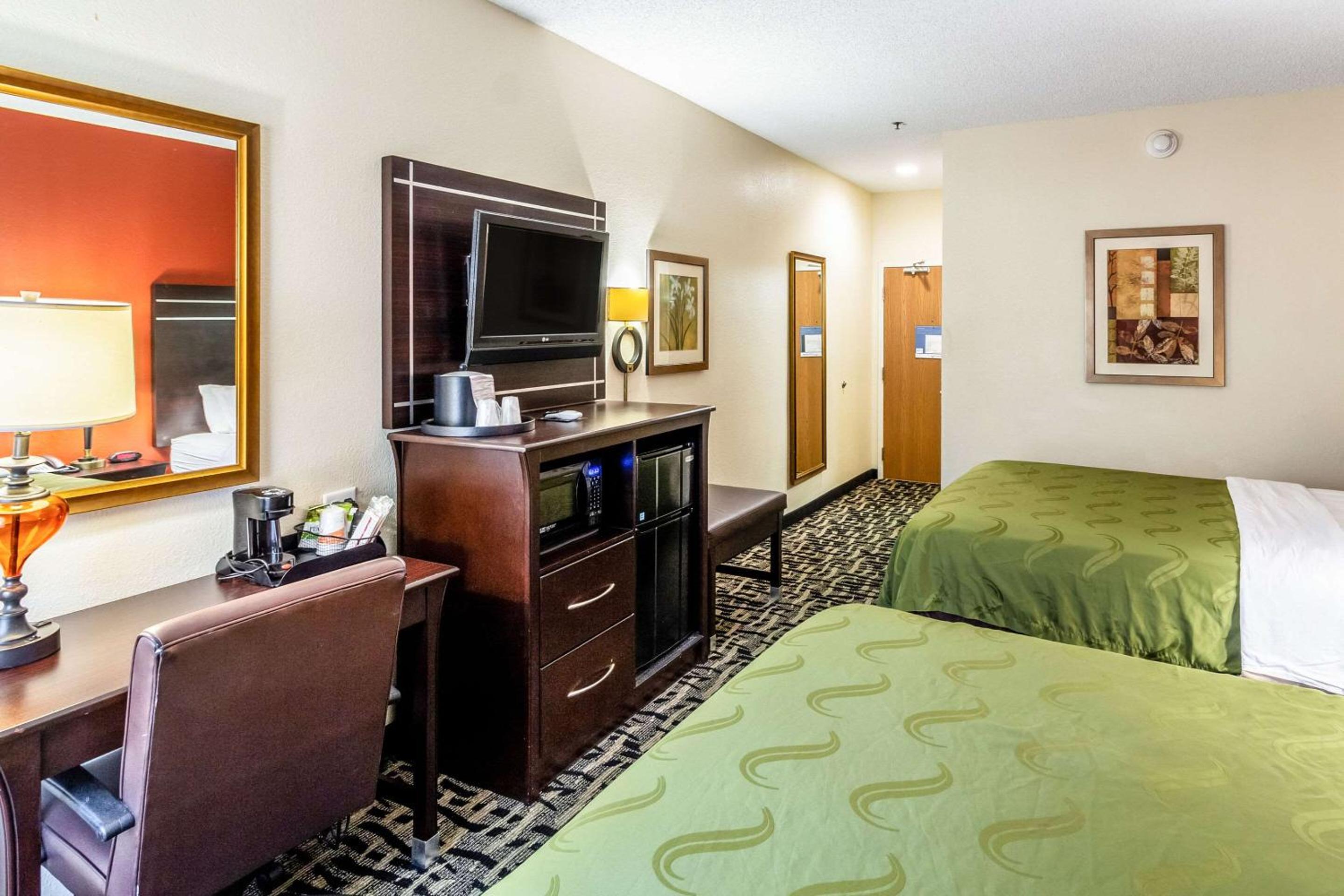 Queen Room with Two Queen Beds - Non-Smoking - Photo 3