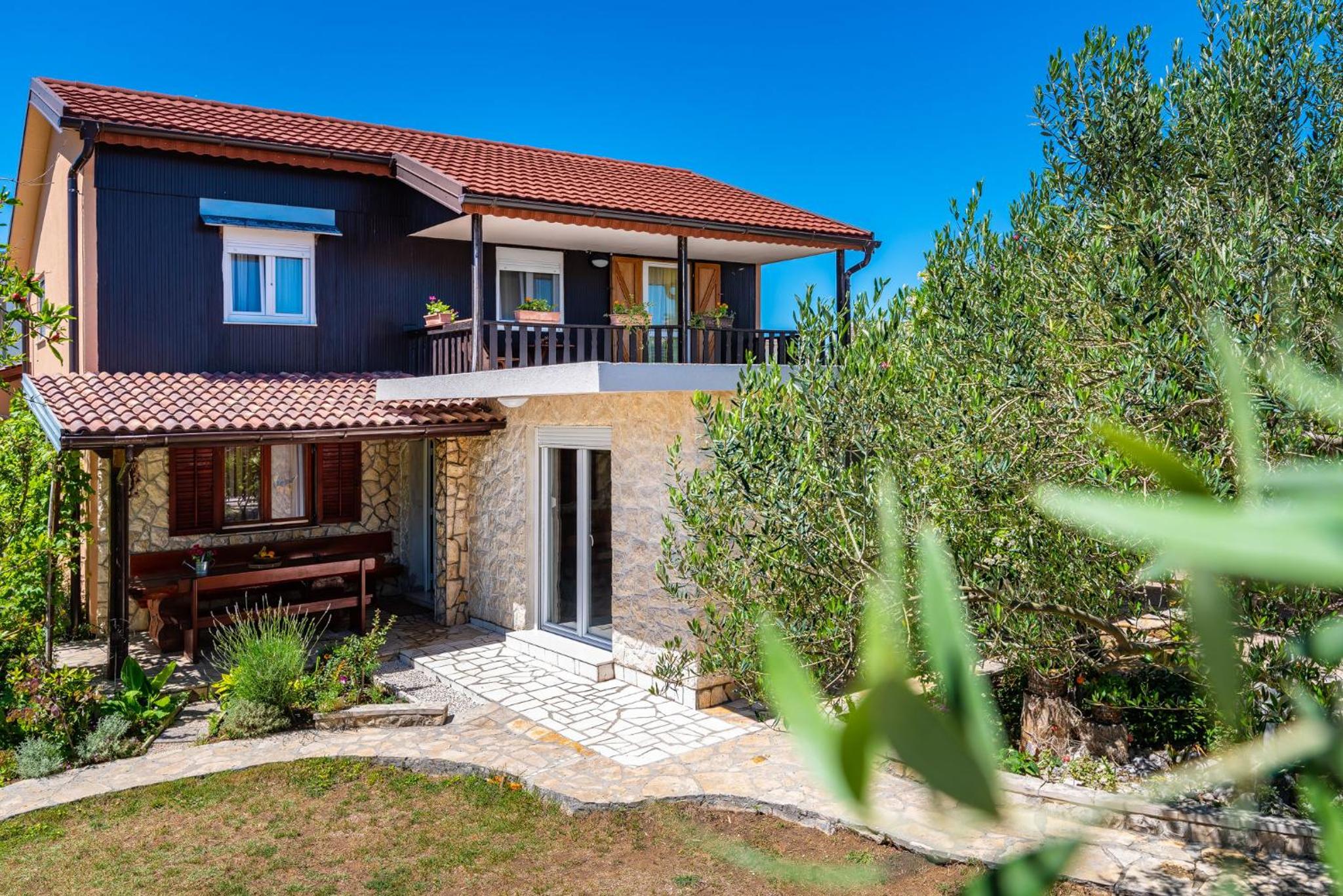 Five-Bedroom House photo 2